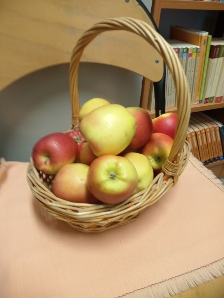 Biblioteka 2024 - �wiatowy Dzie� Jab�ka