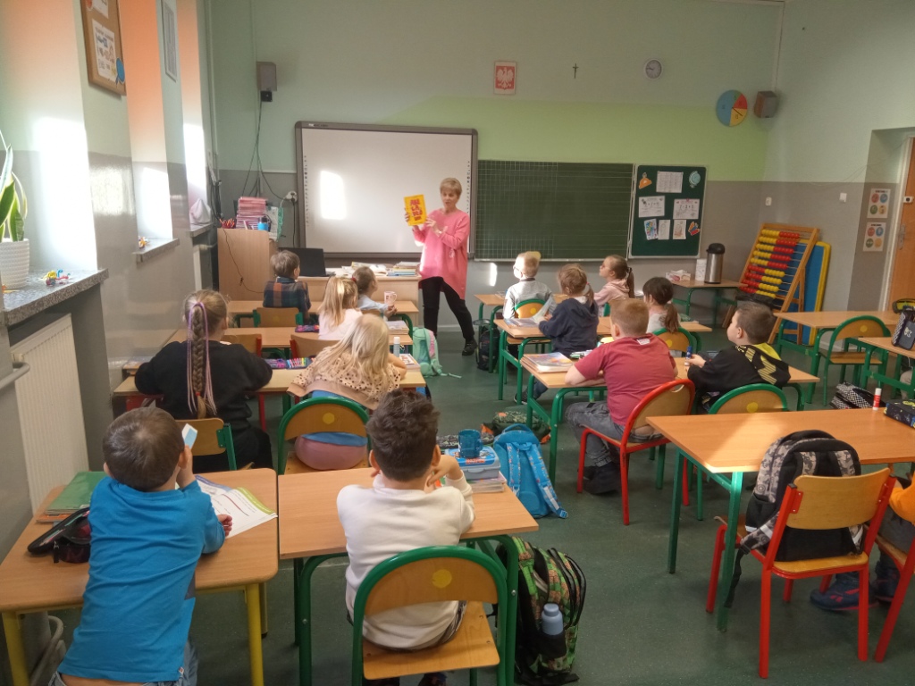 Biblioteka 2025 - Pasowanie pierwszoklasist�w na czytelnik�w