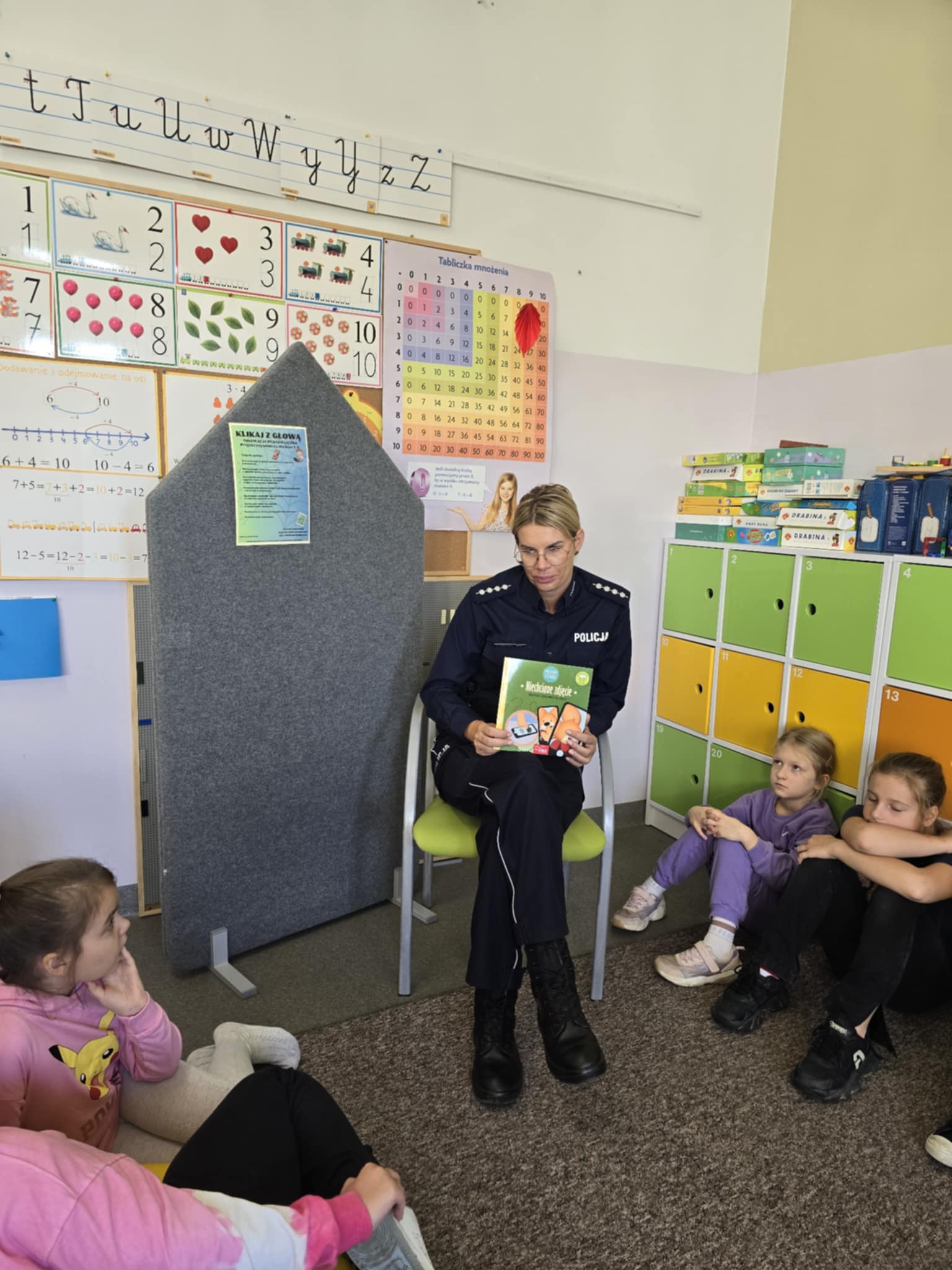 Klikaj z g�ow� - innowacja pedagogiczna: policjantka