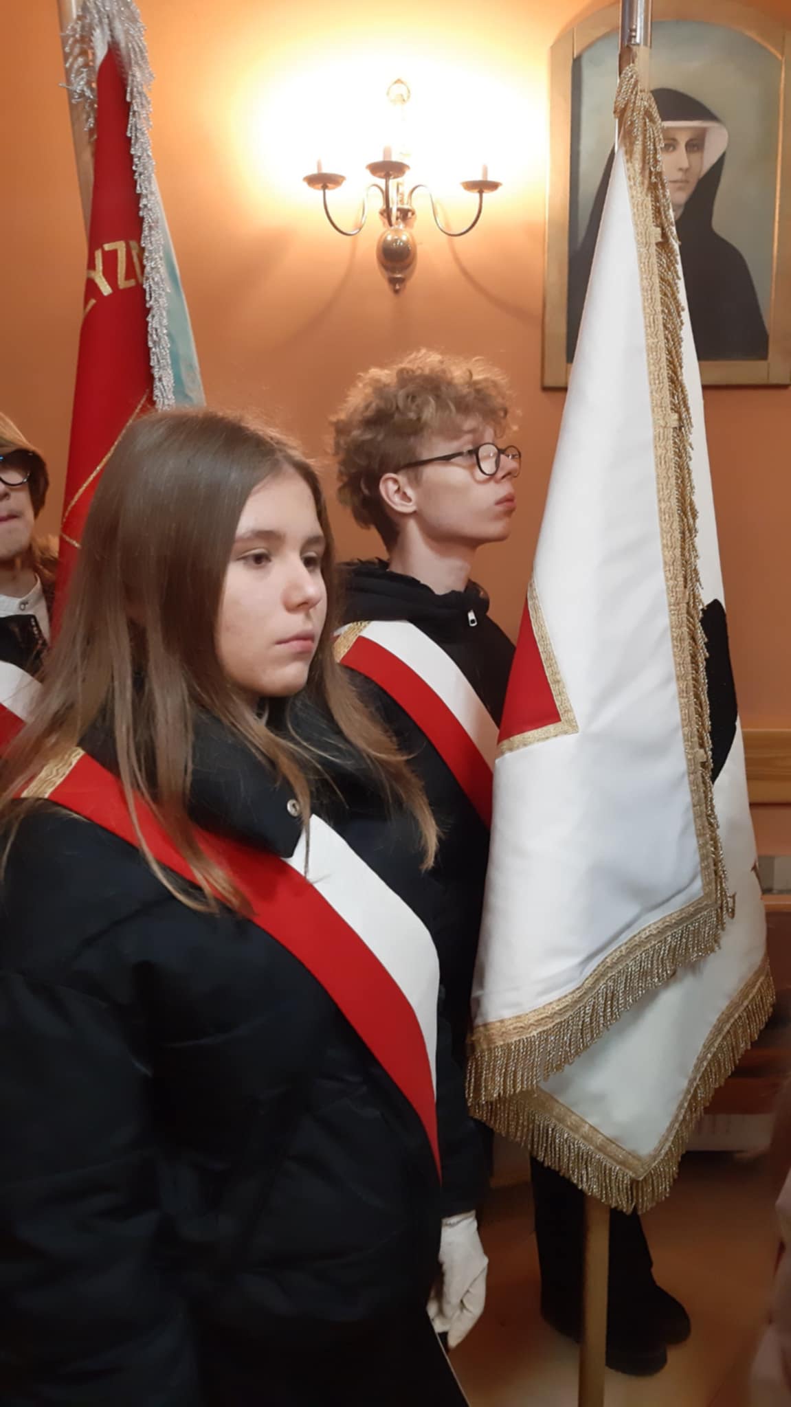 Poczet sztandarowy na mszy �wi�tej i capsztyku z okazji Narodowego �wi�ta Niepodleg�o�ci