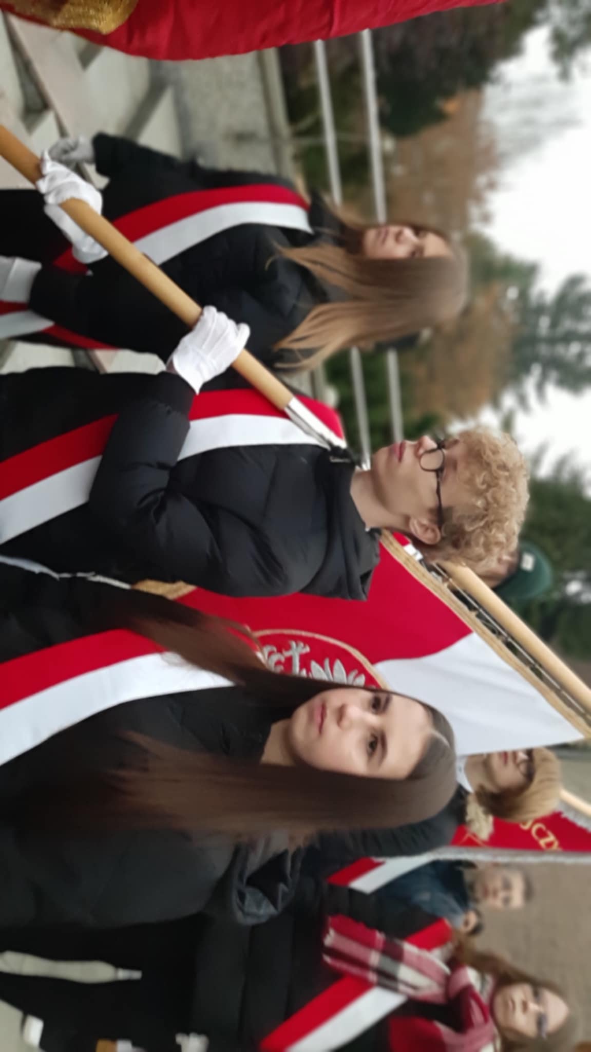 Poczet sztandarowy na mszy �wi�tej i capsztyku z okazji Narodowego �wi�ta Niepodleg�o�ci