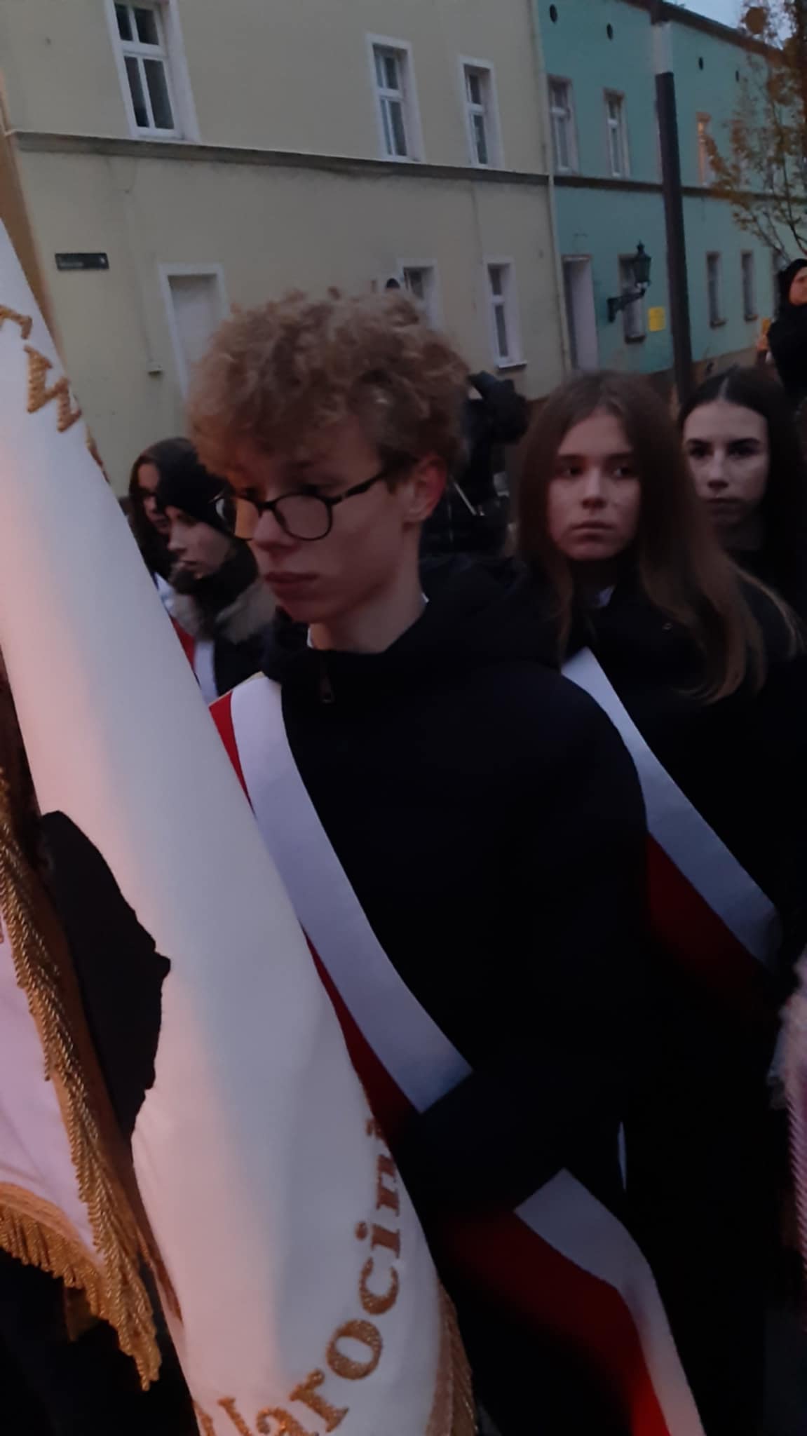 Poczet sztandarowy na mszy �wi�tej i capsztyku z okazji Narodowego �wi�ta Niepodleg�o�ci