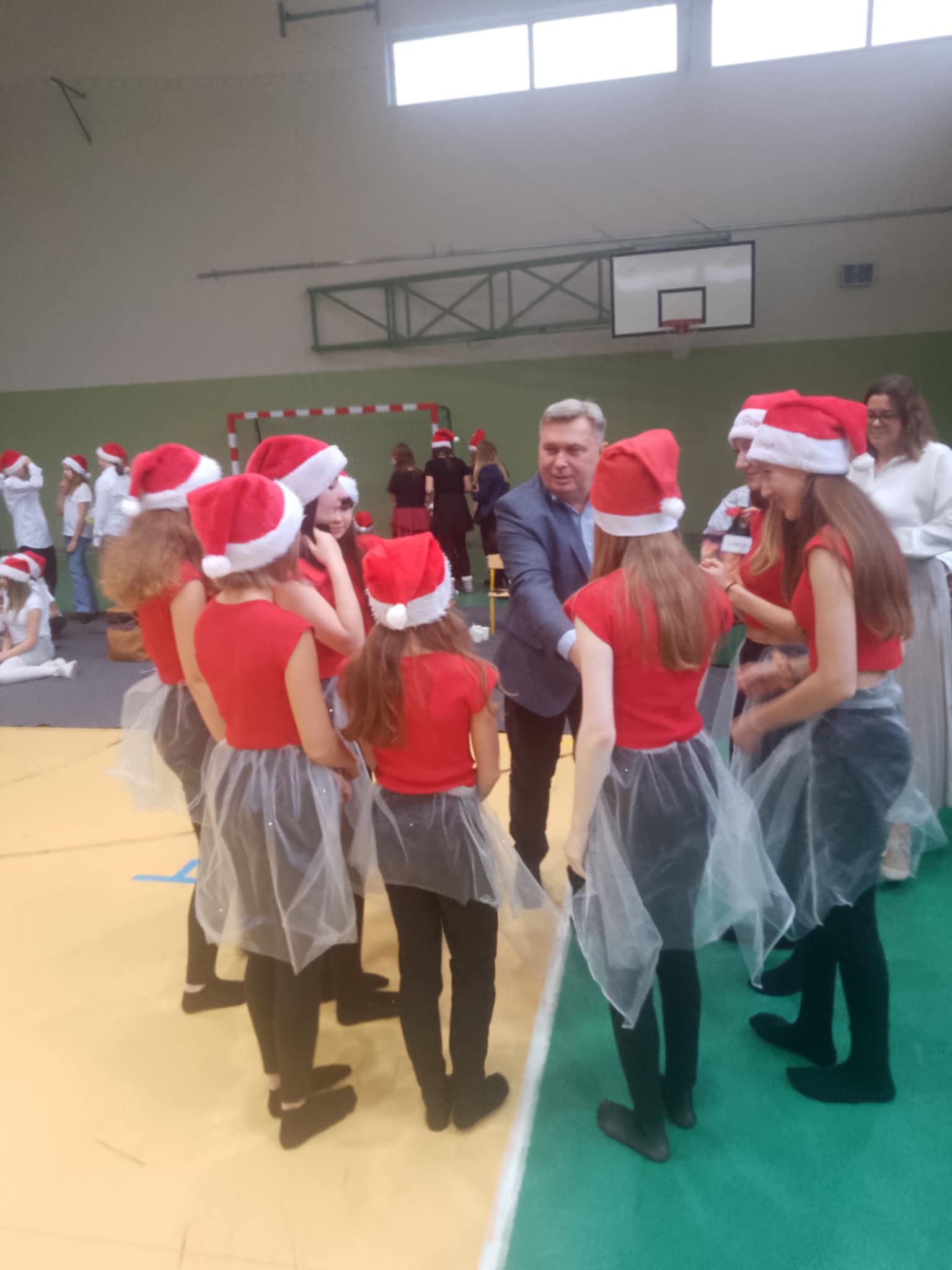 Miko�ajkowy X Powiatowy i XVIII Gminny Przegl�d Zespo��w Tanecznych Cielcza 2024