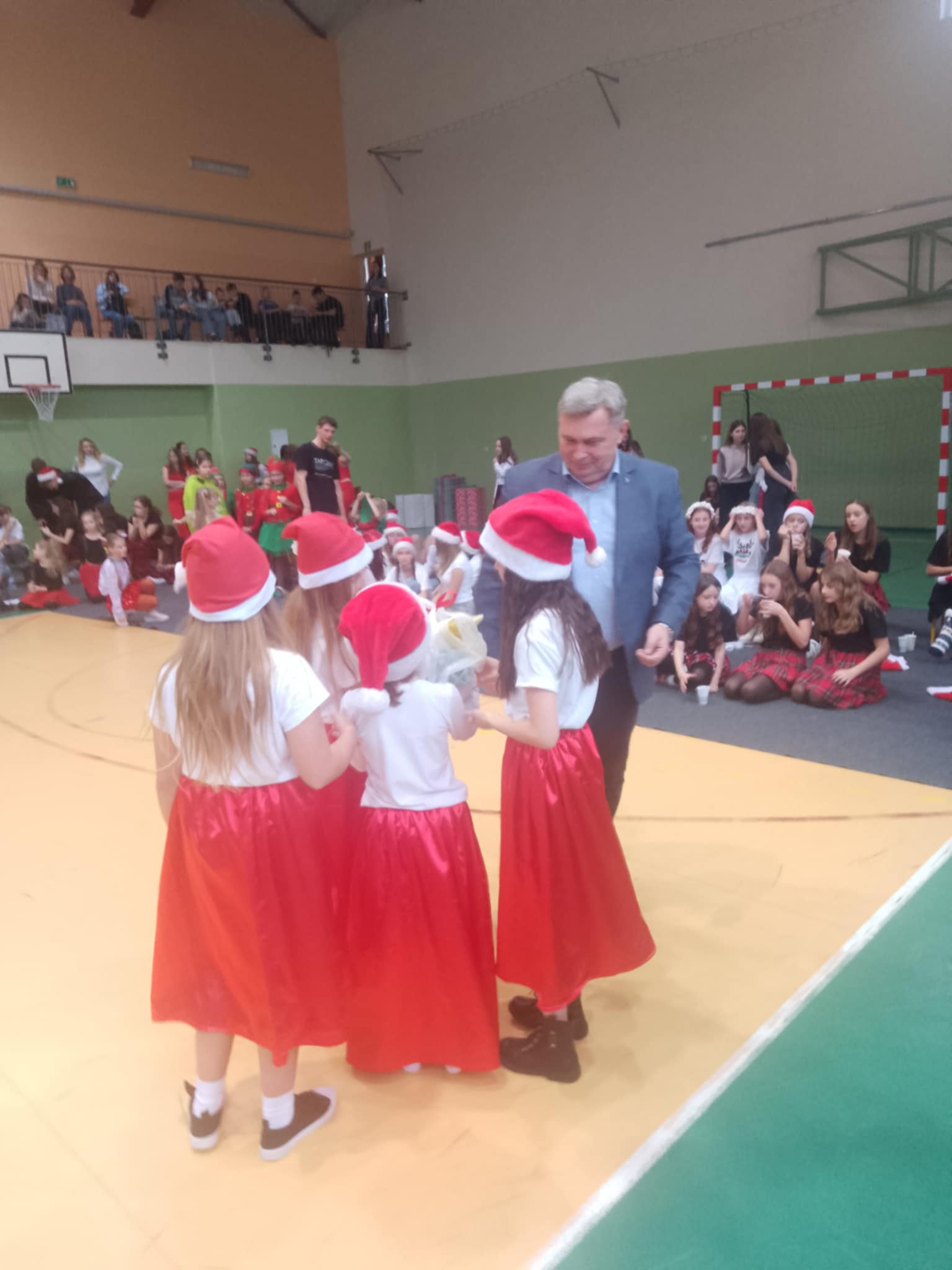 Miko�ajkowy X Powiatowy i XVIII Gminny Przegl�d Zespo��w Tanecznych Cielcza 2024
