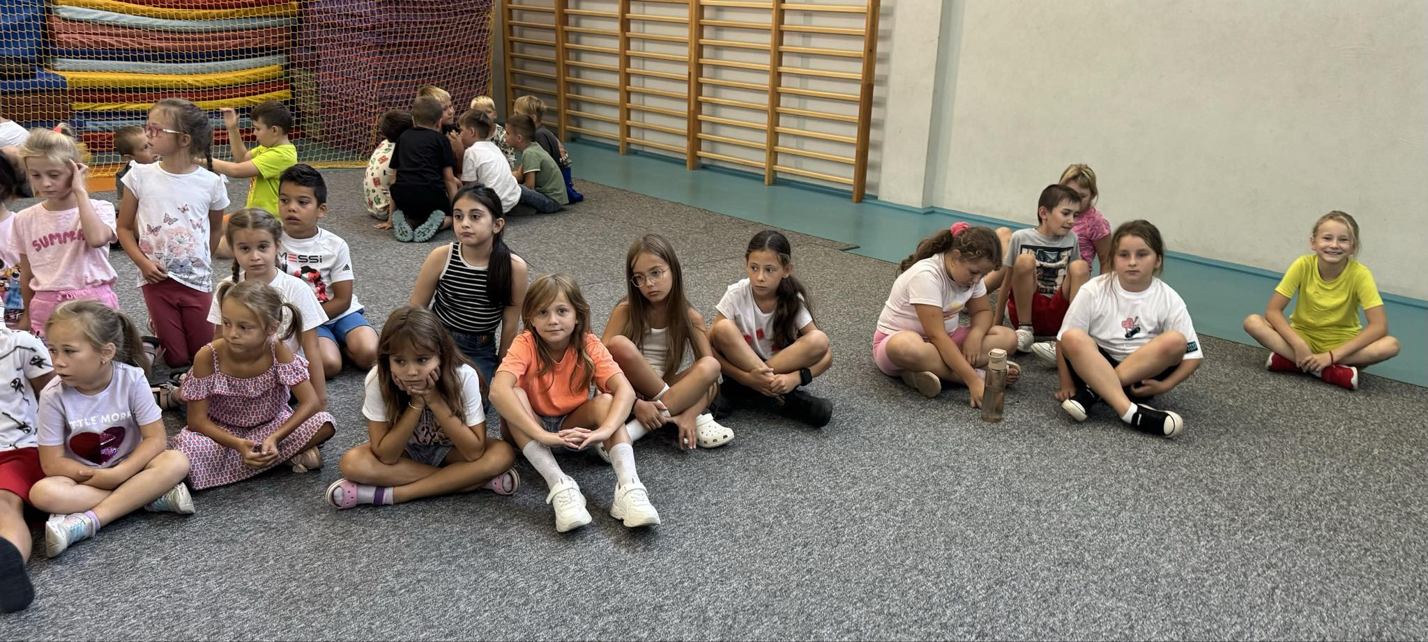 Spotkanie uczni�w klas I - III z funkcjonariuszk� policji