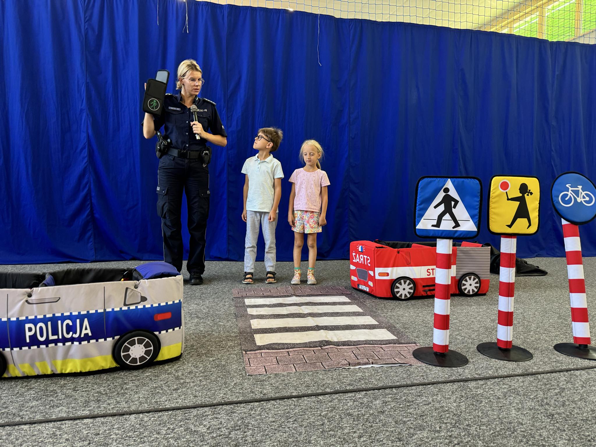 Spotkanie uczni�w klas I - III z funkcjonariuszk� policji