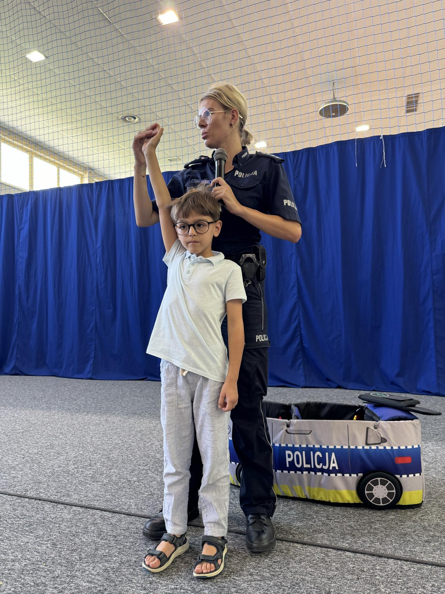 Spotkanie uczni�w klas I - III z funkcjonariuszk� policji