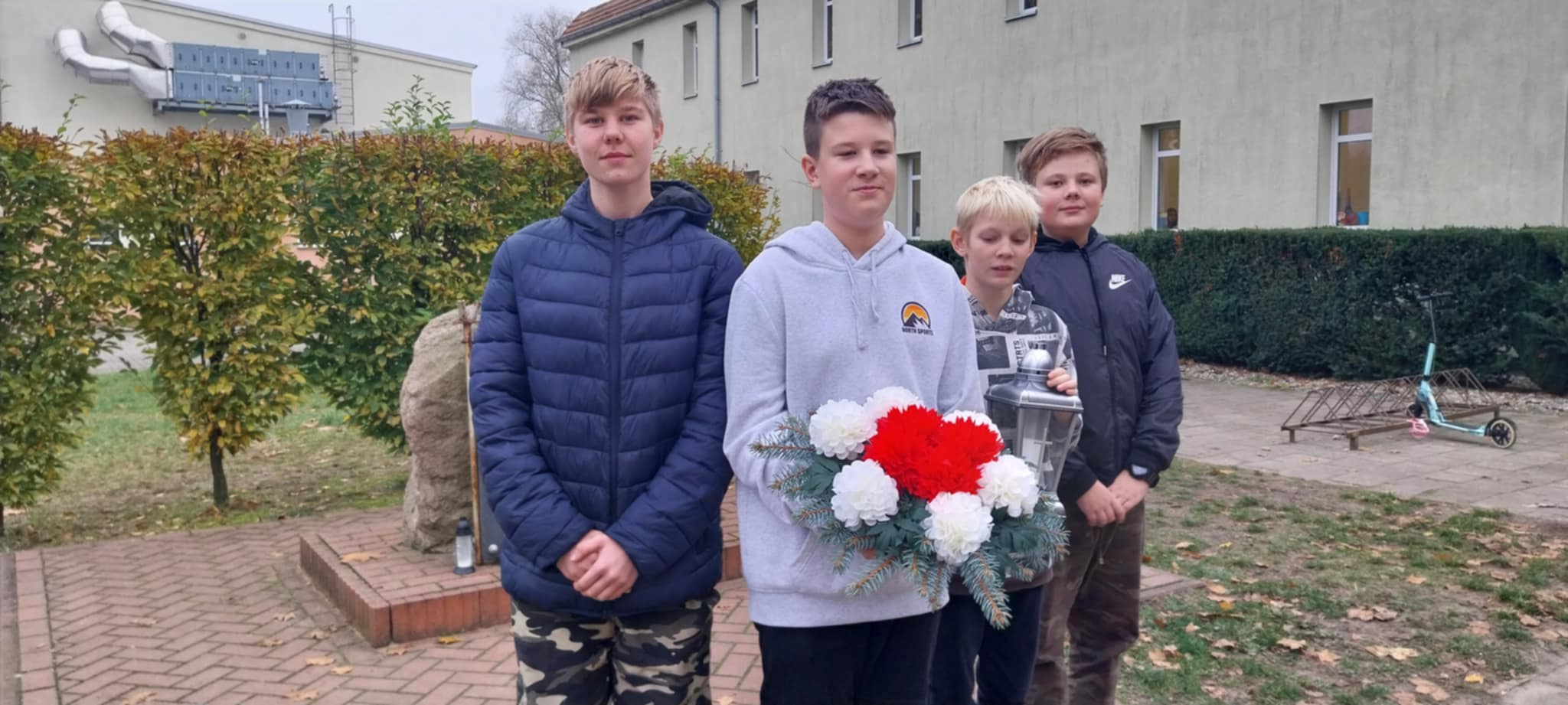 Tablica pami�tkowa - znicz i kwiaty 7b
