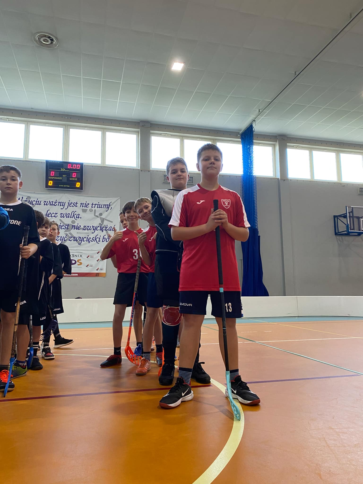 Zawody o Mistrzostwo Powiatu Jaroci�skiego w unihokeja ch�opcy kategoria 4-6.tka