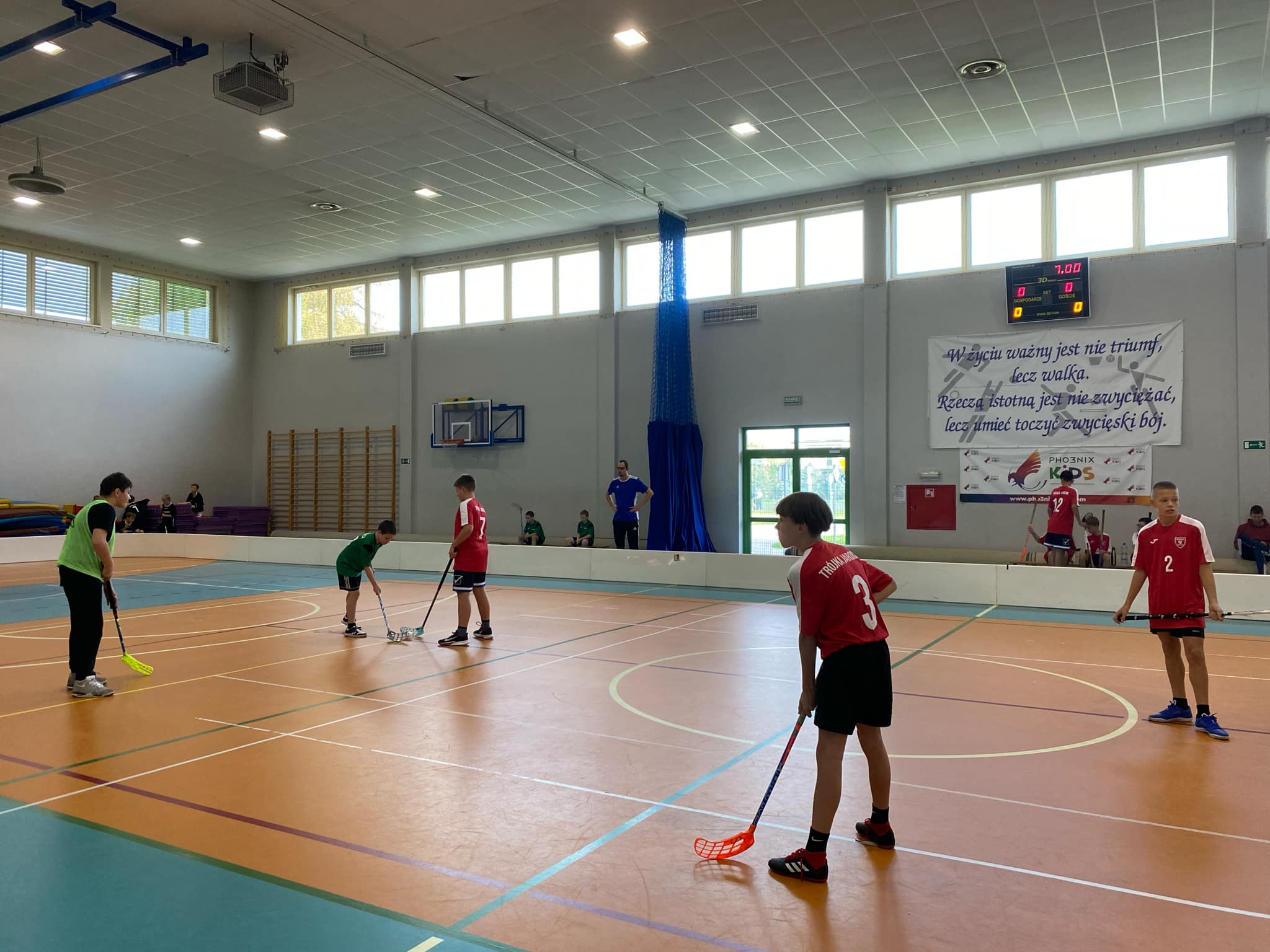 Zawody o Mistrzostwo Powiatu Jaroci�skiego w unihokeja ch�opcy kategoria 4-6.tka