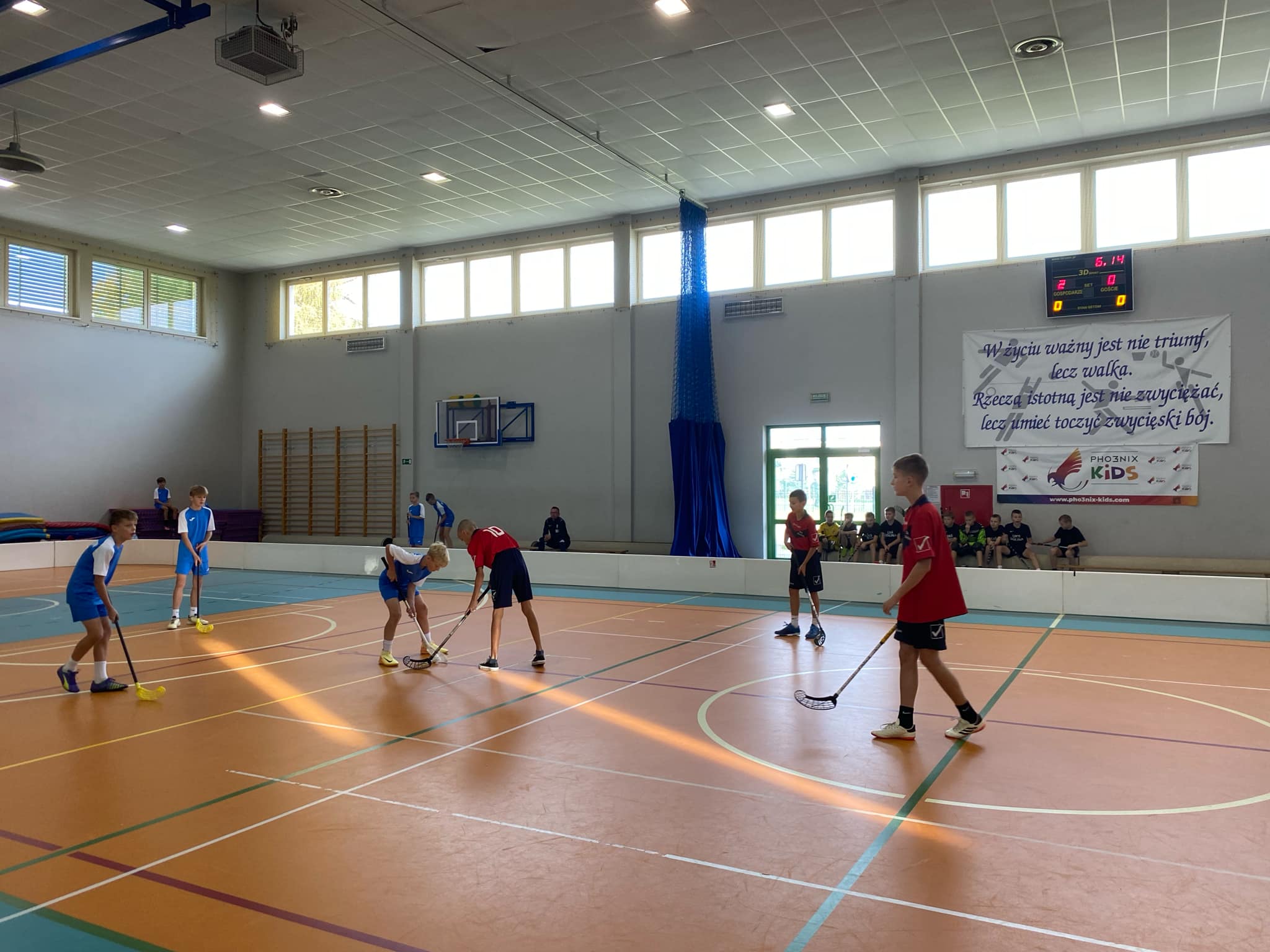 Zawody o Mistrzostwo Powiatu Jaroci�skiego w unihokeja ch�opcy kategoria 4-6.tka