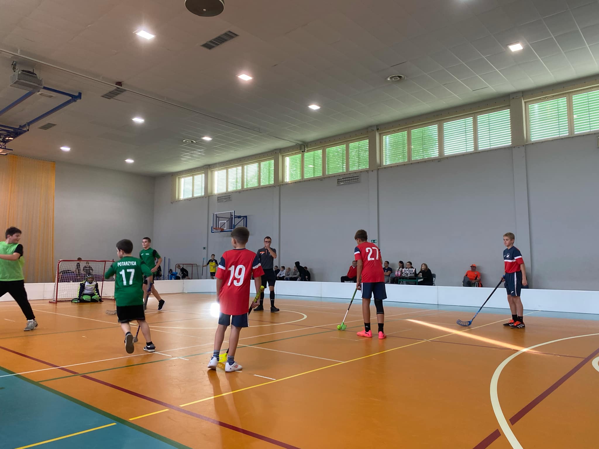 Zawody o Mistrzostwo Powiatu Jaroci�skiego w unihokeja ch�opcy kategoria 4-6.tka