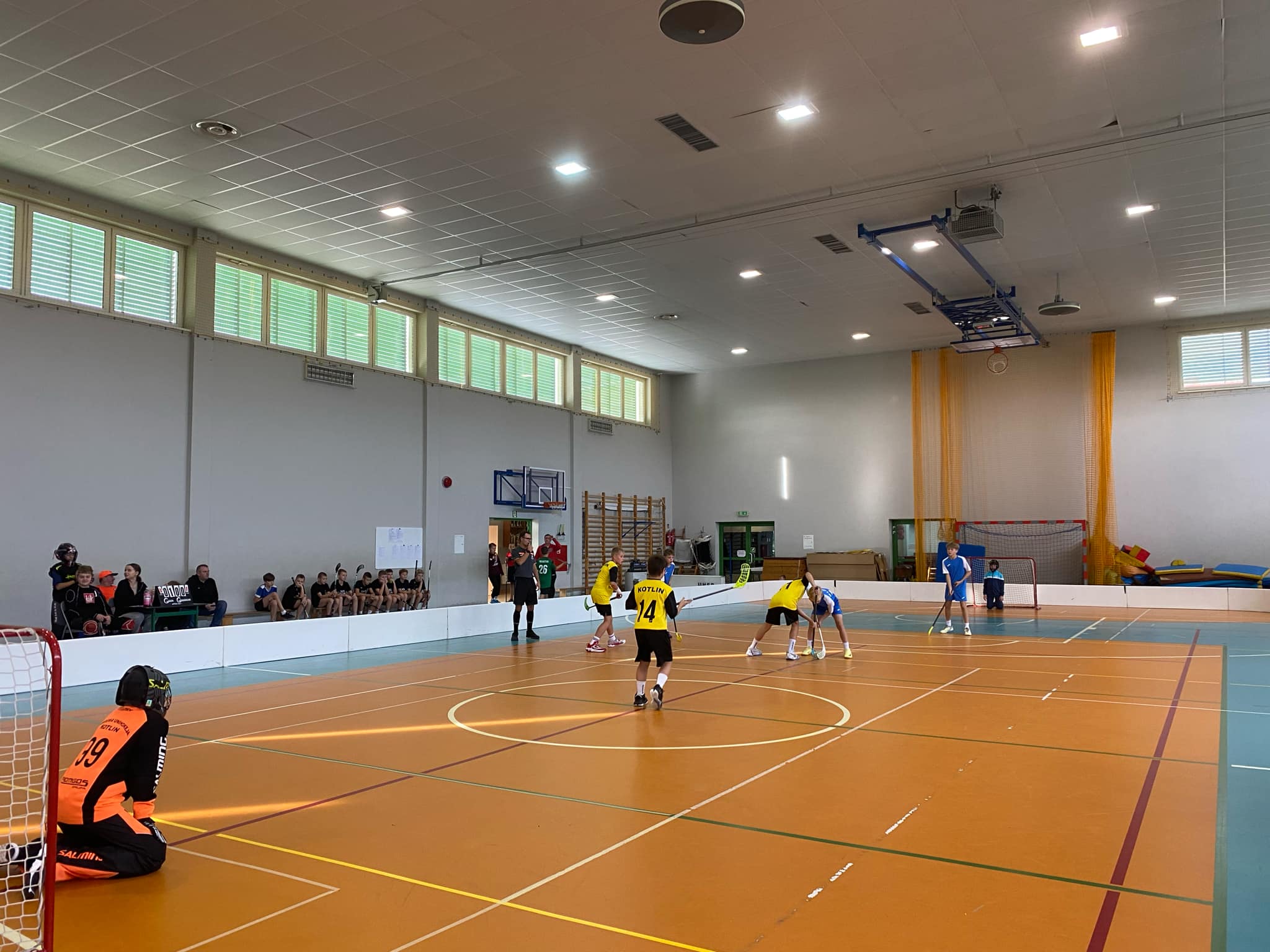 Zawody o Mistrzostwo Powiatu Jaroci�skiego w unihokeja ch�opcy kategoria 4-6.tka