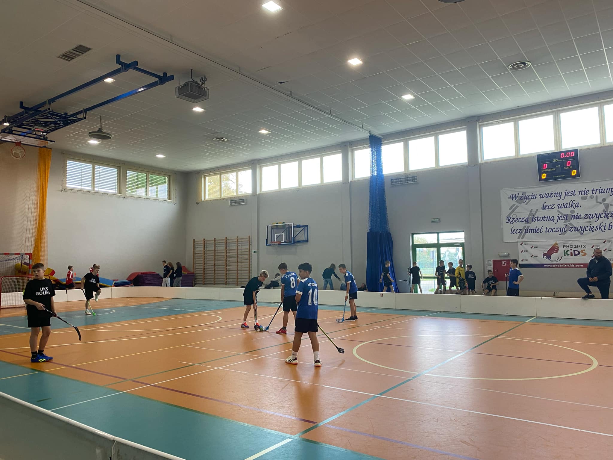 Zawody o Mistrzostwo Powiatu Jaroci�skiego w unihokeja ch�opcy kategoria 4-6.tka