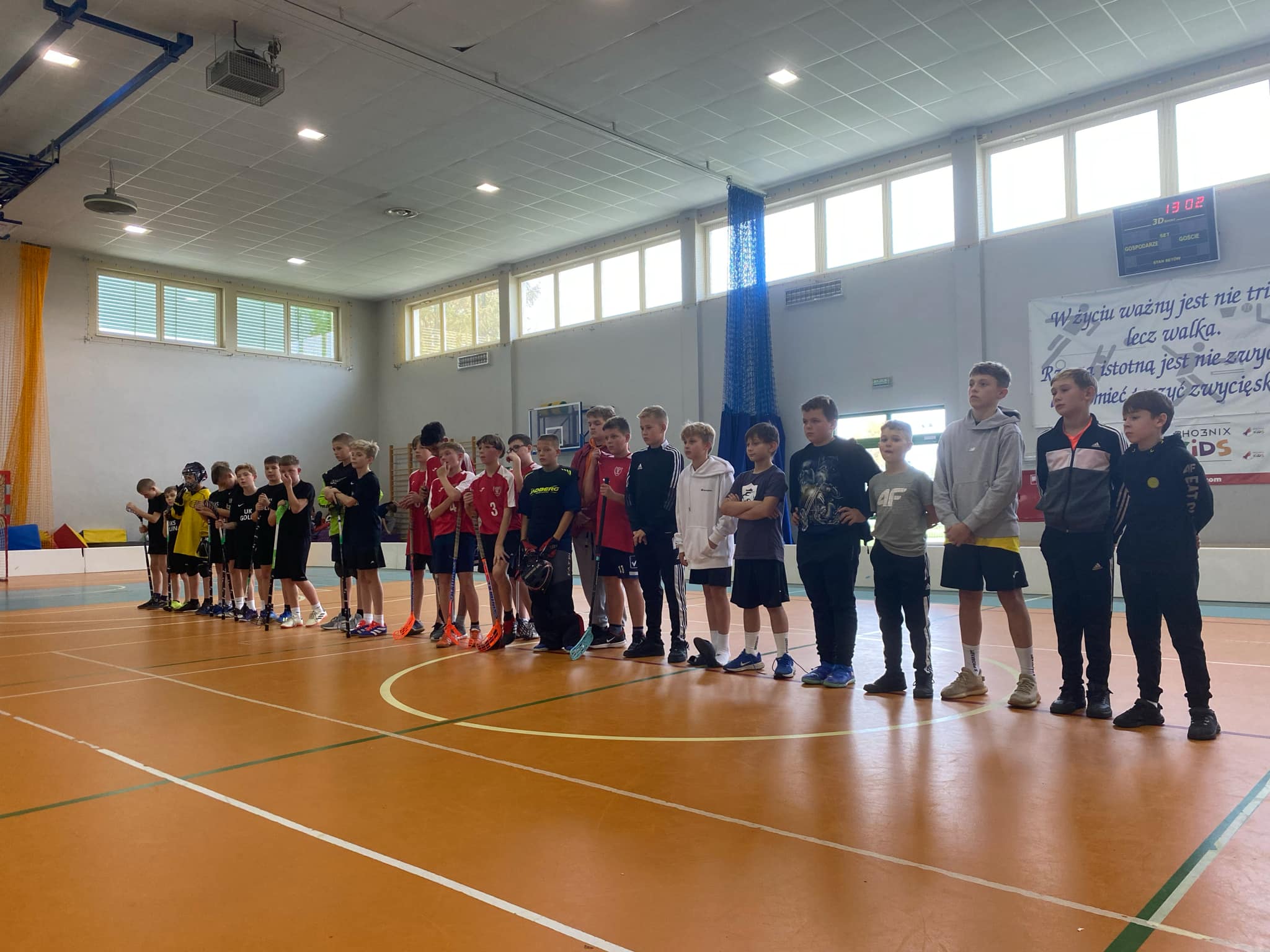 Zawody o Mistrzostwo Powiatu Jaroci�skiego w unihokeja ch�opcy kategoria 4-6.tka