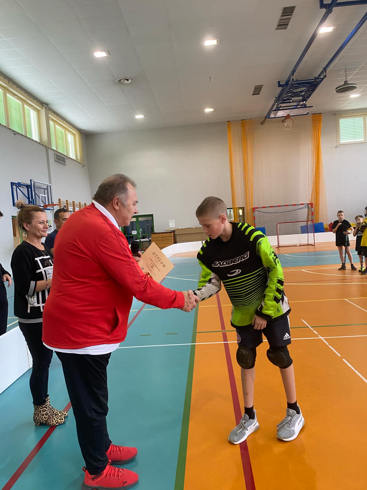 Zawody o Mistrzostwo Powiatu Jaroci�skiego w unihokeja ch�opcy kategoria 4-6.tka