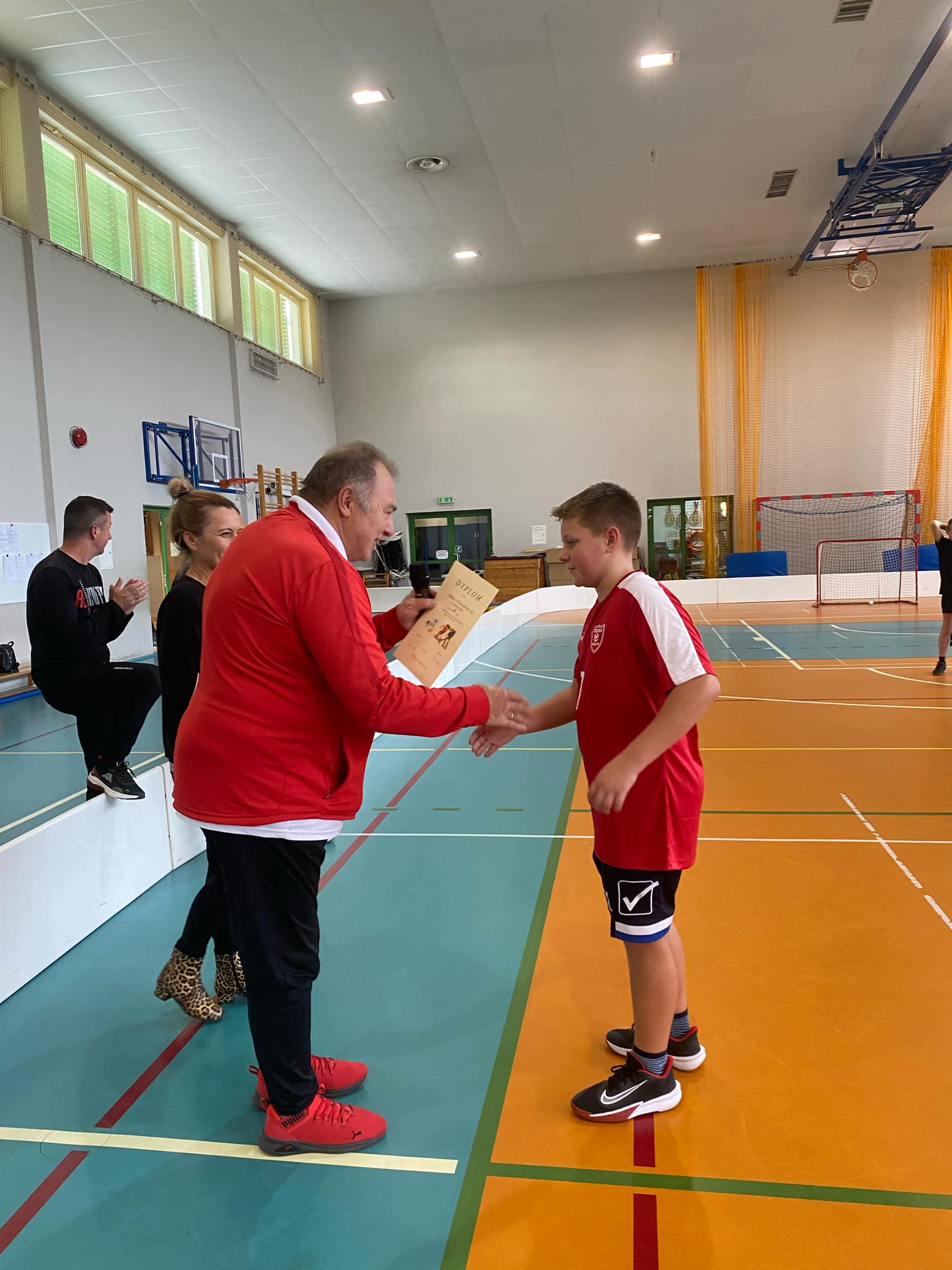 Zawody o Mistrzostwo Powiatu Jaroci�skiego w unihokeja ch�opcy kategoria 4-6.tka