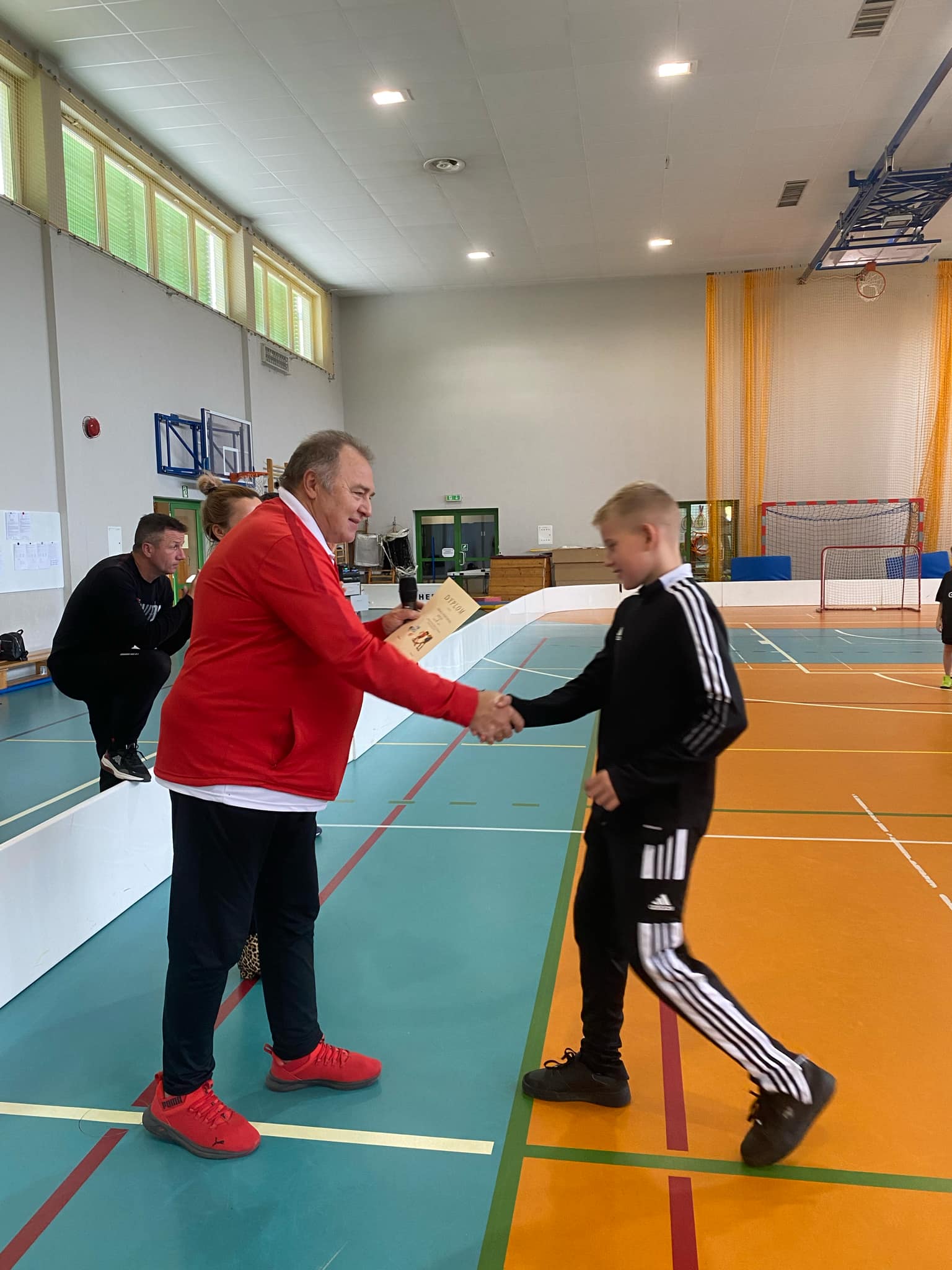 Zawody o Mistrzostwo Powiatu Jaroci�skiego w unihokeja ch�opcy kategoria 4-6.tka