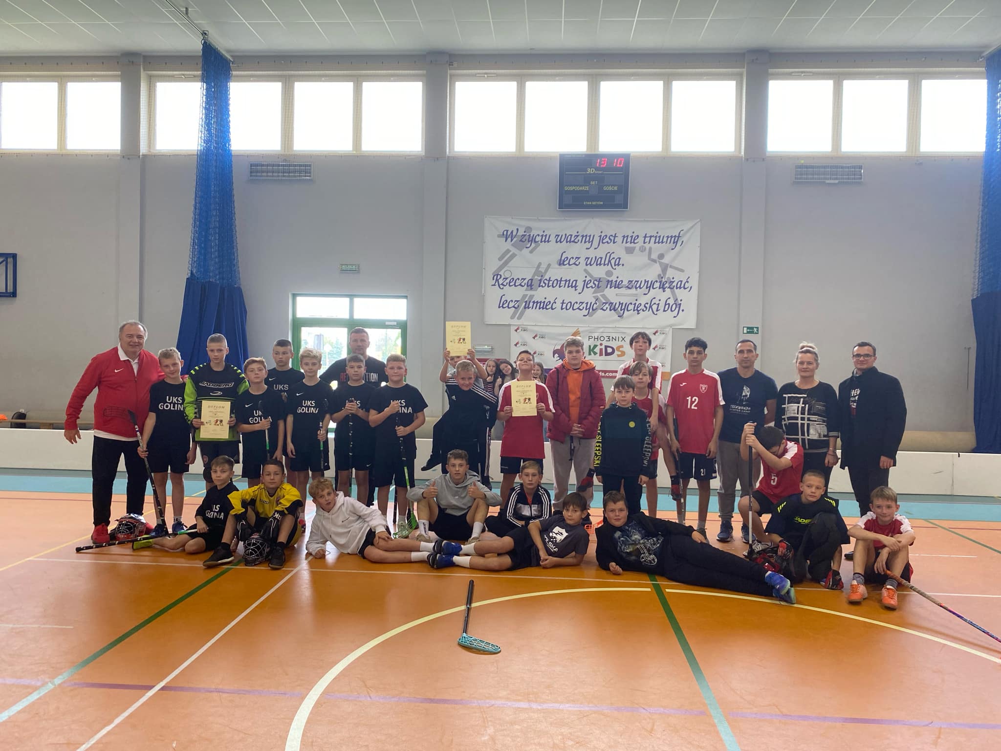 Zawody o Mistrzostwo Powiatu Jaroci�skiego w unihokeja ch�opcy kategoria 4-6.tka