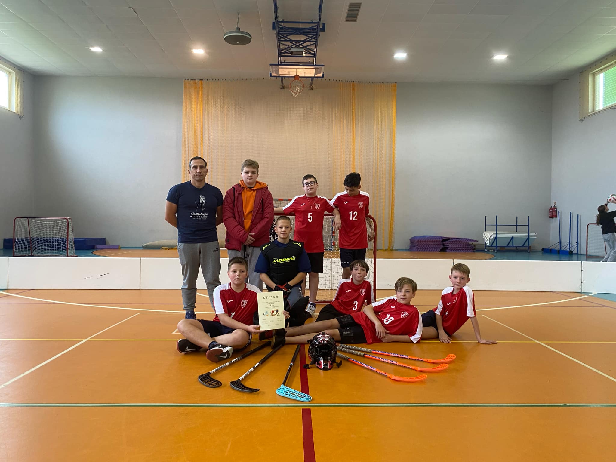 Zawody o Mistrzostwo Powiatu Jaroci�skiego w unihokeja ch�opcy kategoria 4-6.tka