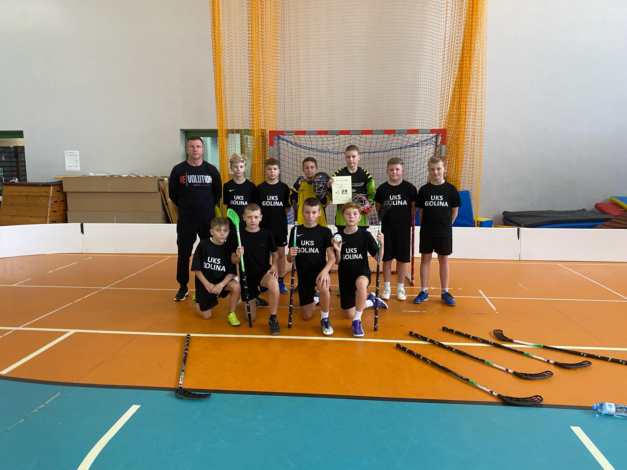 Zawody o Mistrzostwo Powiatu Jaroci�skiego w unihokeja ch�opcy kategoria 4-6.tka