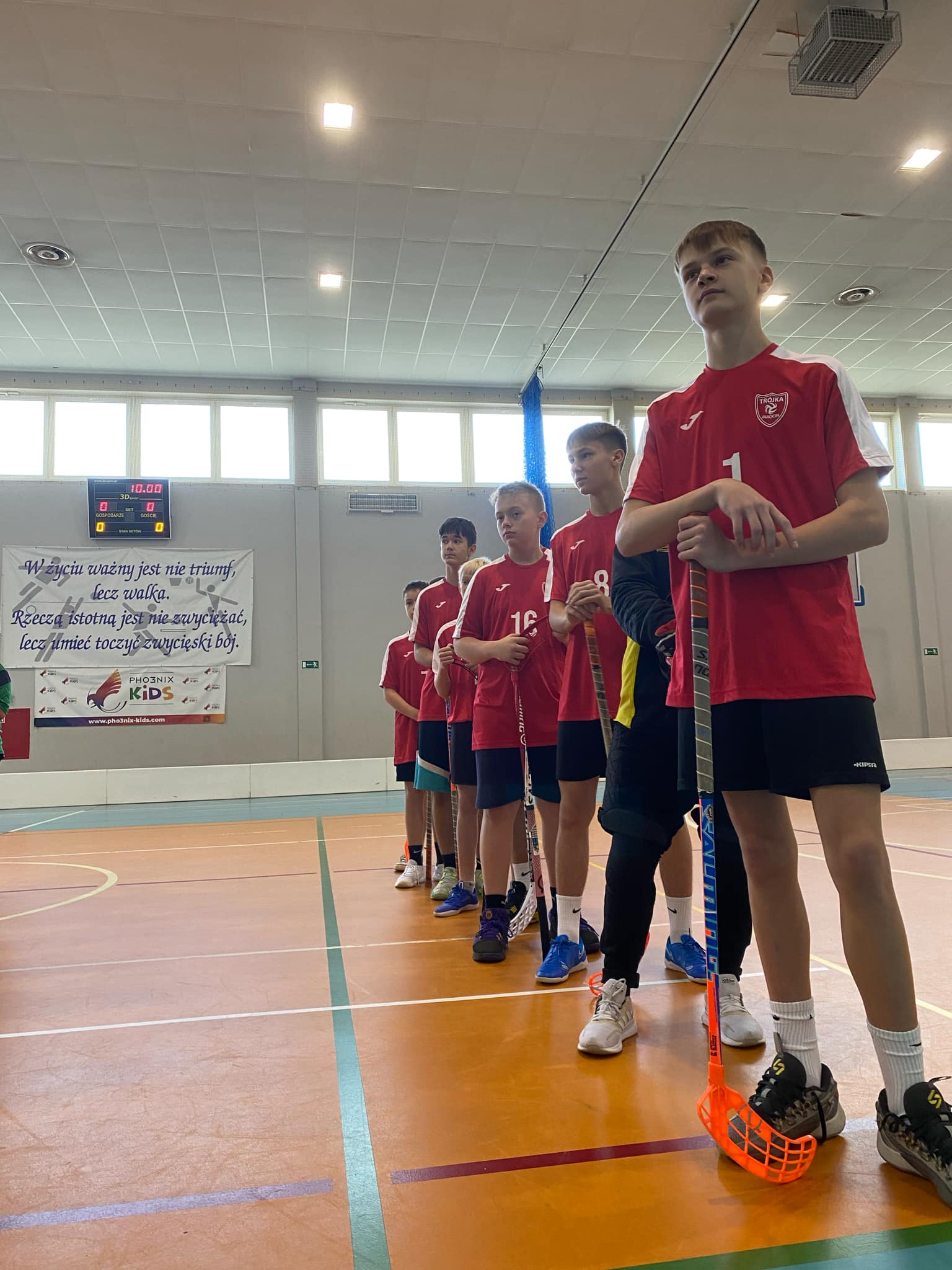 Zawody o Mistrzostwo Powiatu Jaroci�skiego w unihokeja ch�opcy kategoria 7-8