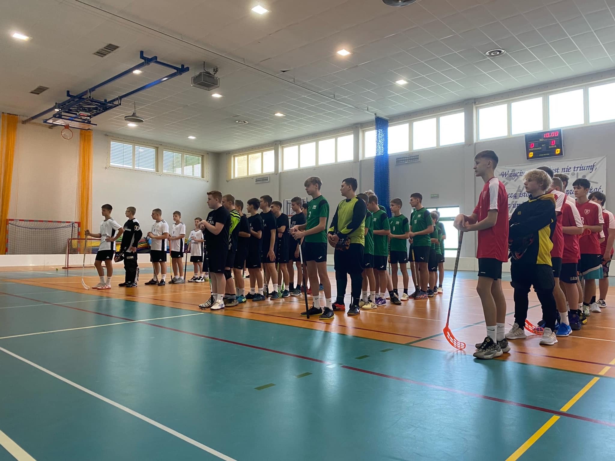 Zawody o Mistrzostwo Powiatu Jaroci�skiego w unihokeja ch�opcy kategoria 7-8