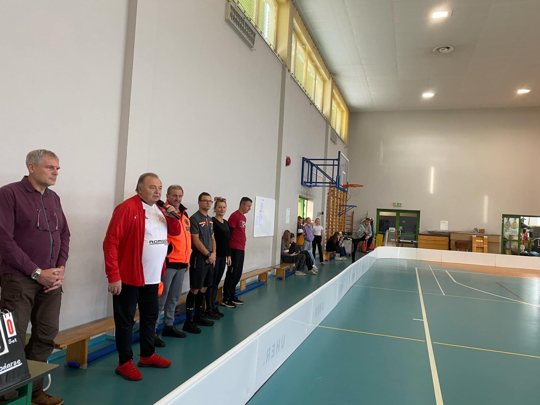 Zawody o Mistrzostwo Powiatu Jaroci�skiego w unihokeja ch�opcy kategoria 7-8