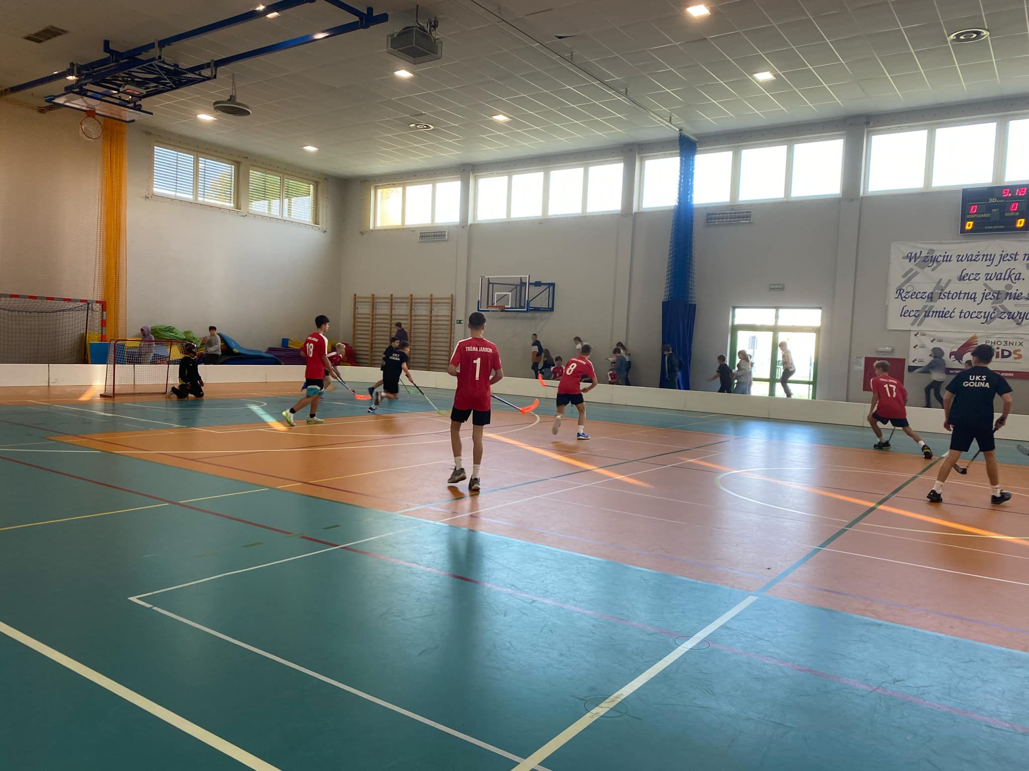 Zawody o Mistrzostwo Powiatu Jaroci�skiego w unihokeja ch�opcy kategoria 7-8