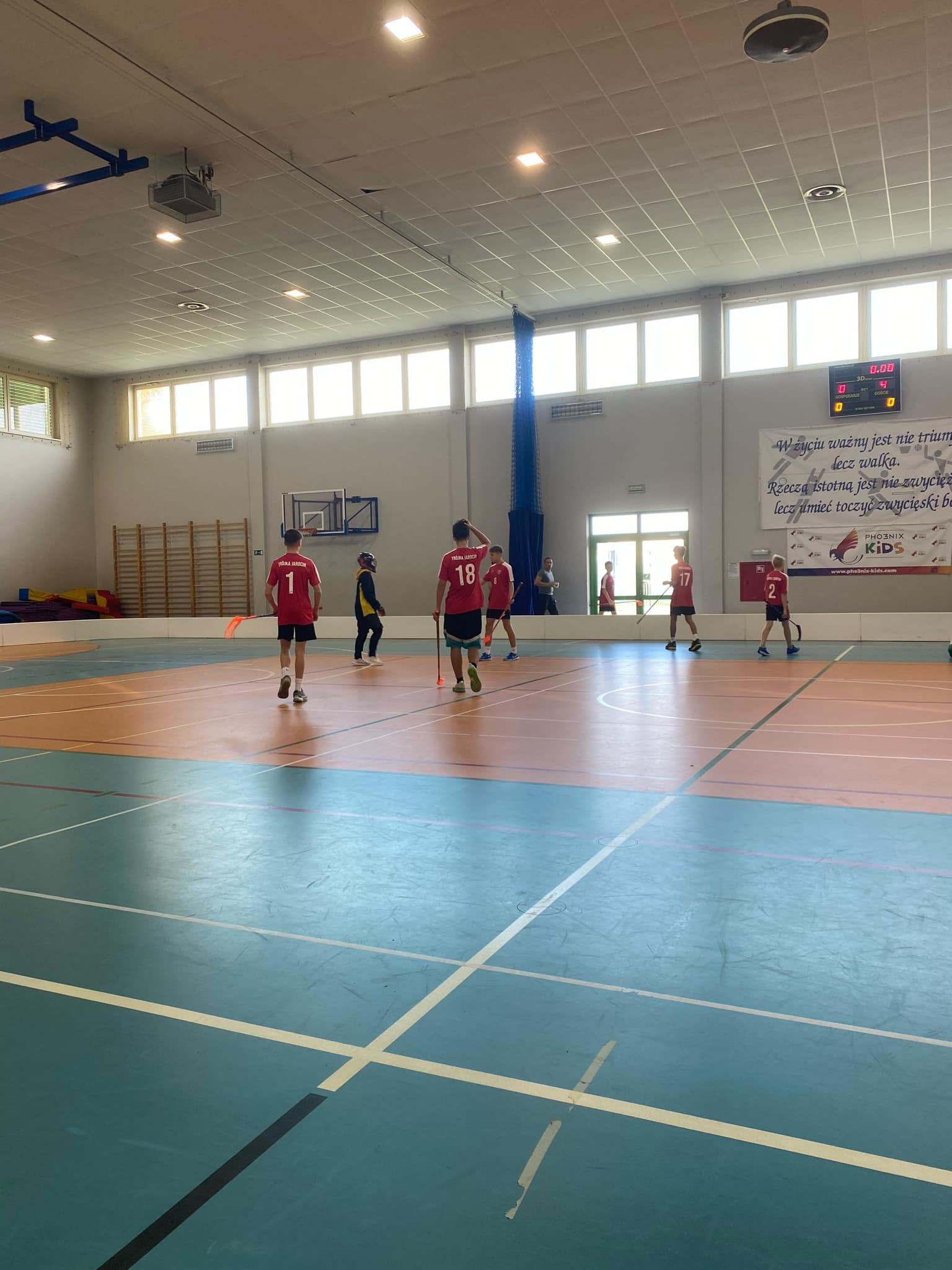 Zawody o Mistrzostwo Powiatu Jaroci�skiego w unihokeja ch�opcy kategoria 7-8