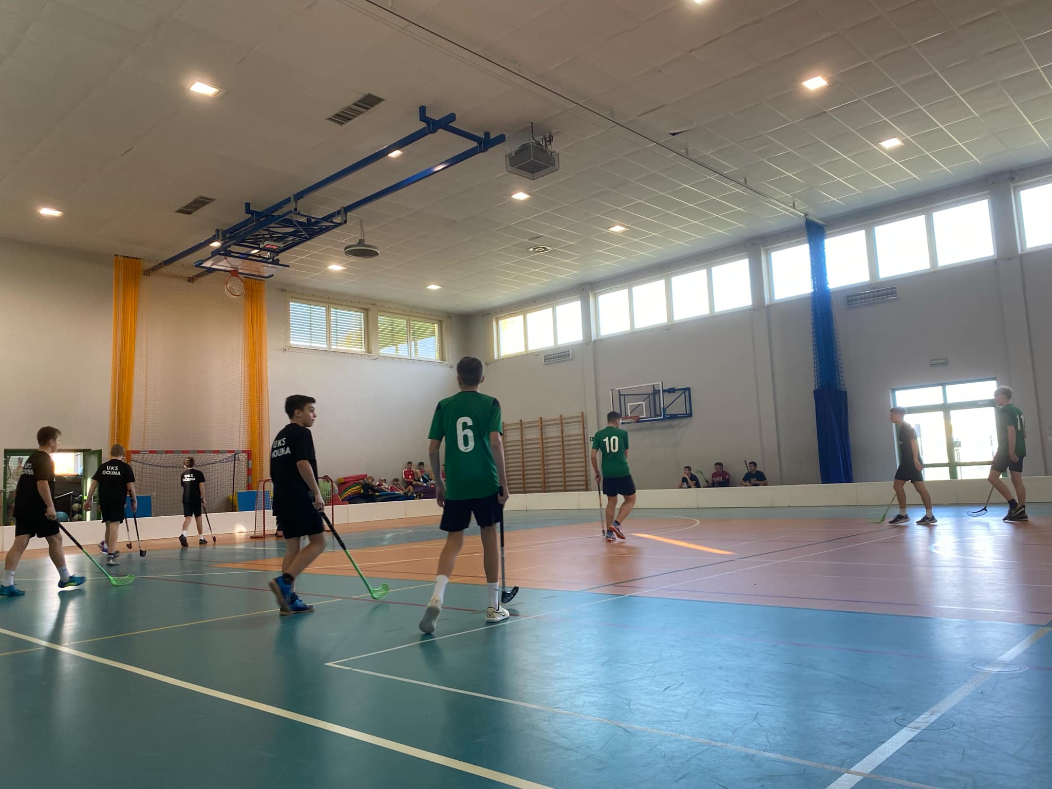 Zawody o Mistrzostwo Powiatu Jaroci�skiego w unihokeja ch�opcy kategoria 7-8