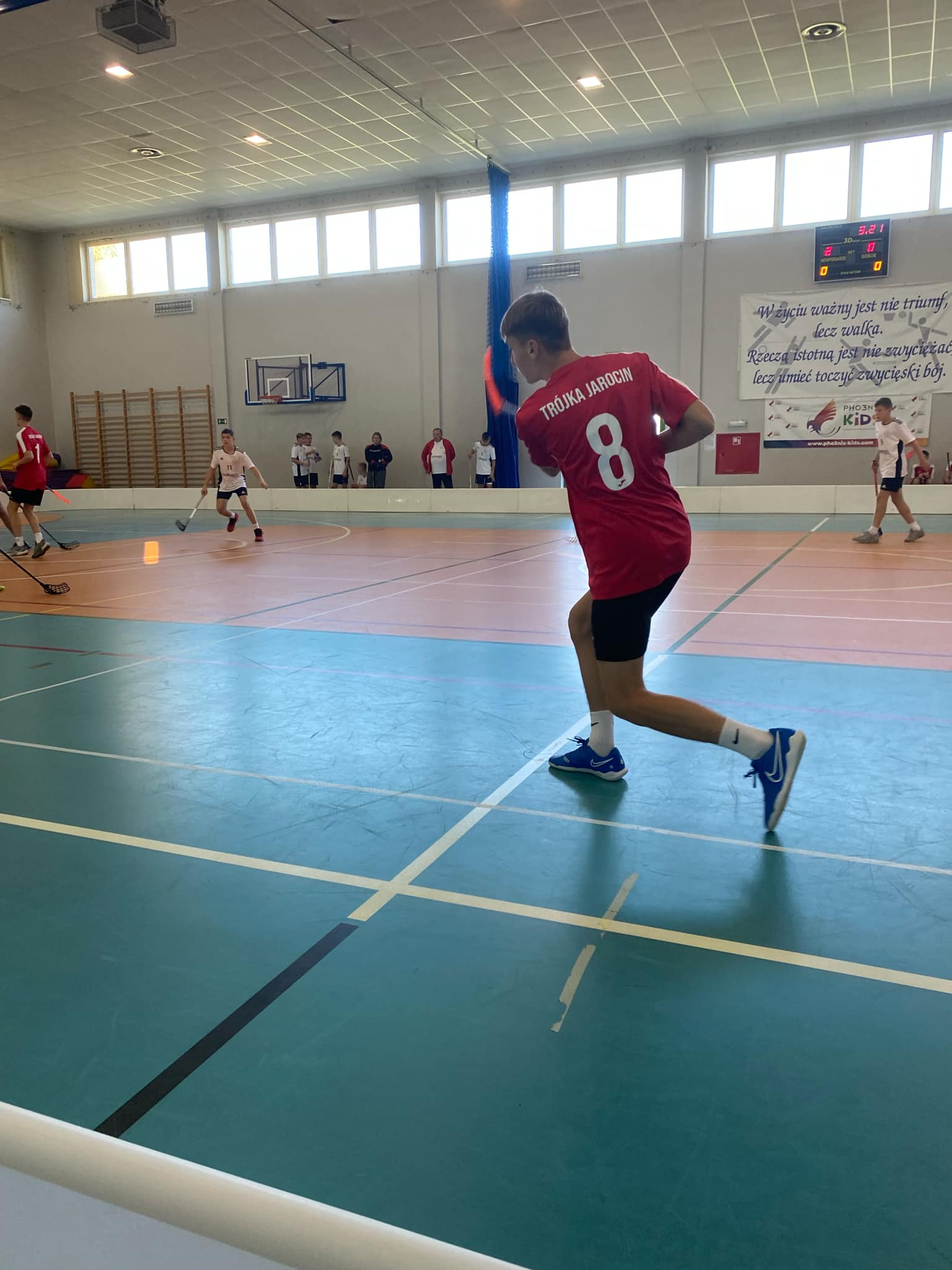 Zawody o Mistrzostwo Powiatu Jaroci�skiego w unihokeja ch�opcy kategoria 7-8