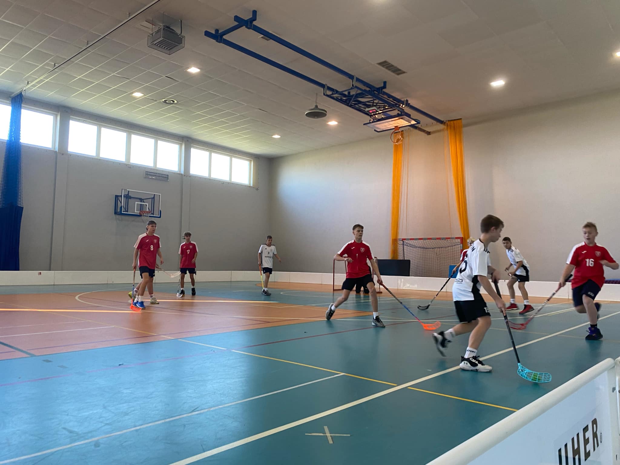 Zawody o Mistrzostwo Powiatu Jaroci�skiego w unihokeja ch�opcy kategoria 7-8