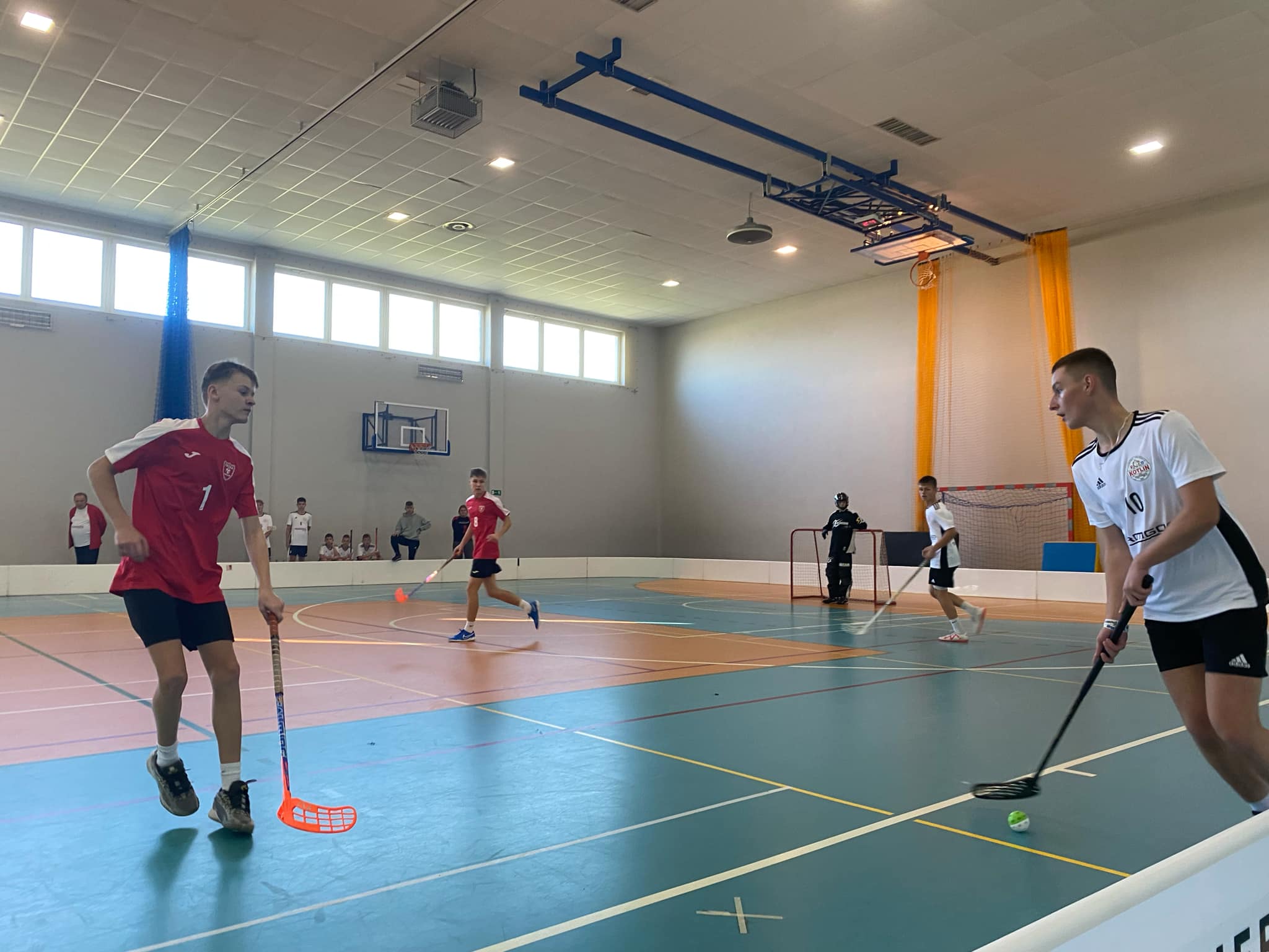 Zawody o Mistrzostwo Powiatu Jaroci�skiego w unihokeja ch�opcy kategoria 7-8