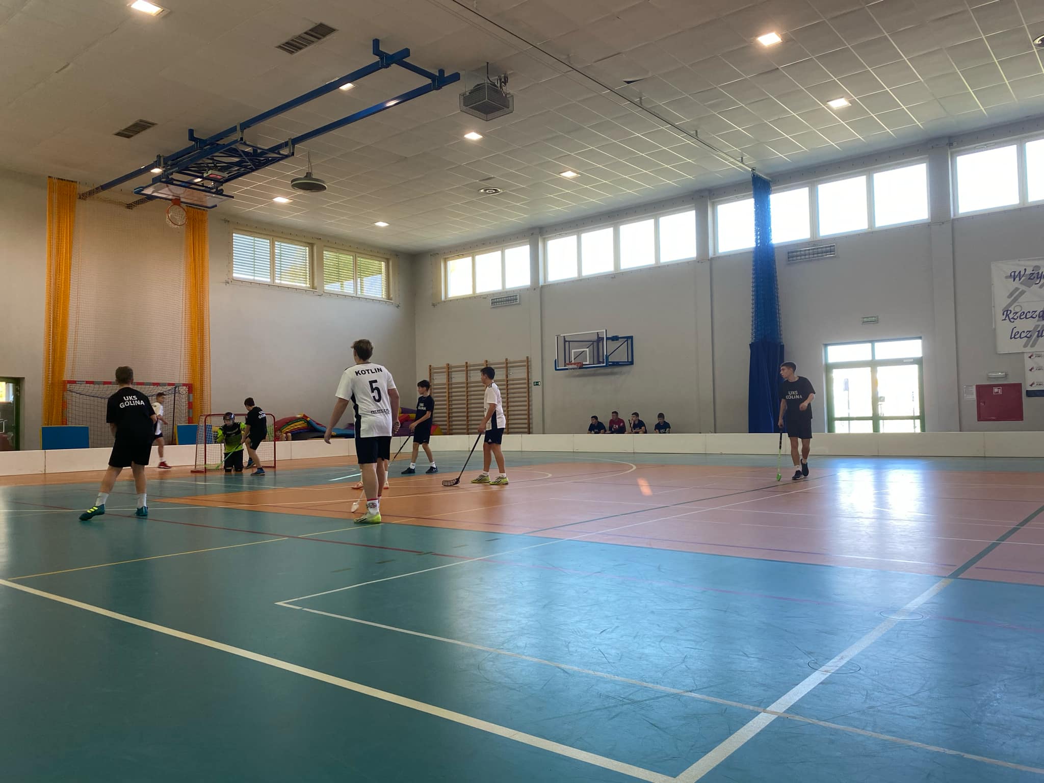 Zawody o Mistrzostwo Powiatu Jaroci�skiego w unihokeja ch�opcy kategoria 7-8