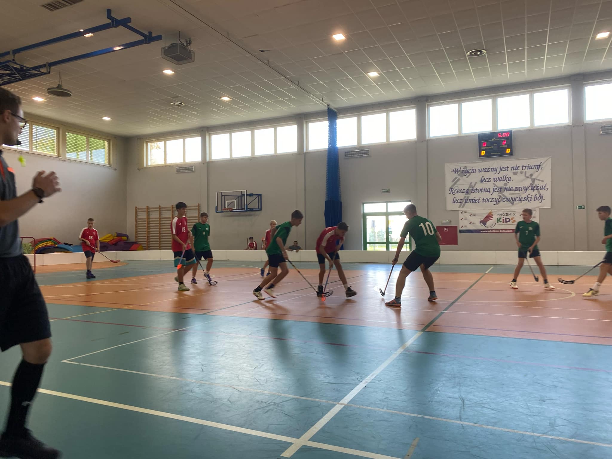 Zawody o Mistrzostwo Powiatu Jaroci�skiego w unihokeja ch�opcy kategoria 7-8