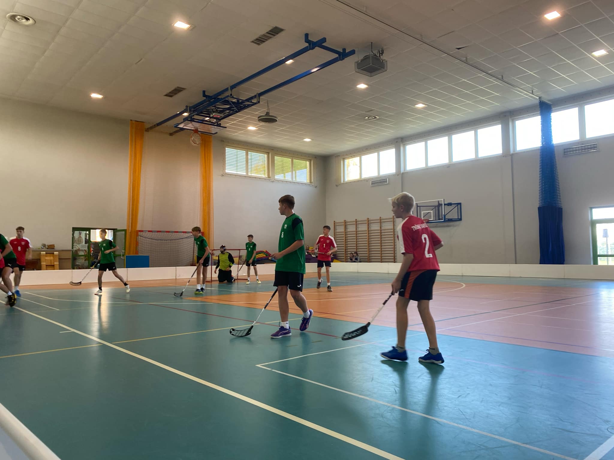 Zawody o Mistrzostwo Powiatu Jaroci�skiego w unihokeja ch�opcy kategoria 7-8