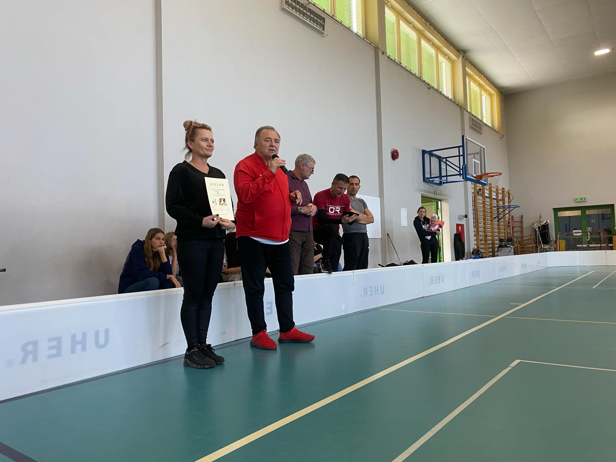 Zawody o Mistrzostwo Powiatu Jaroci�skiego w unihokeja ch�opcy kategoria 7-8