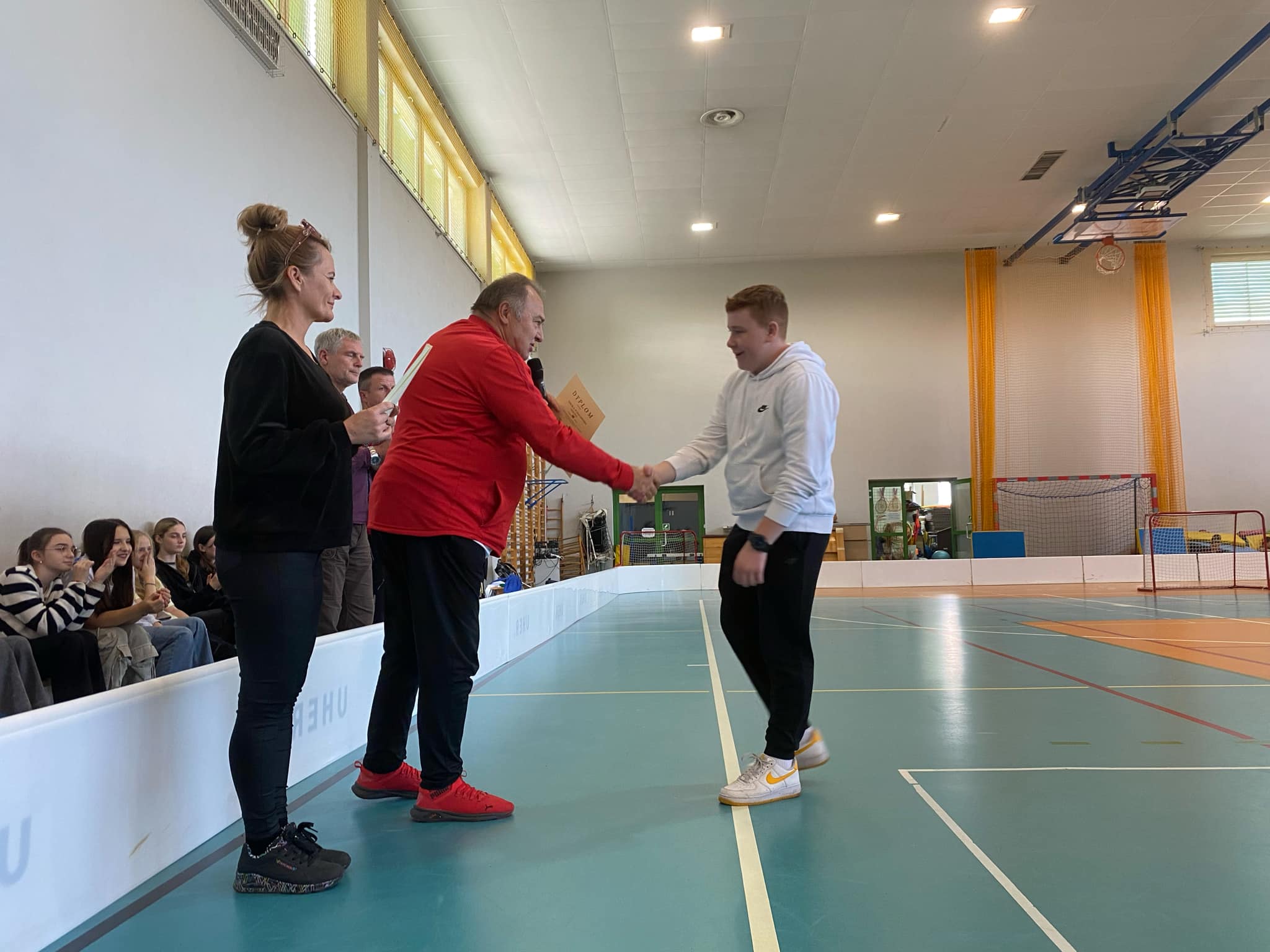 Zawody o Mistrzostwo Powiatu Jaroci�skiego w unihokeja ch�opcy kategoria 7-8