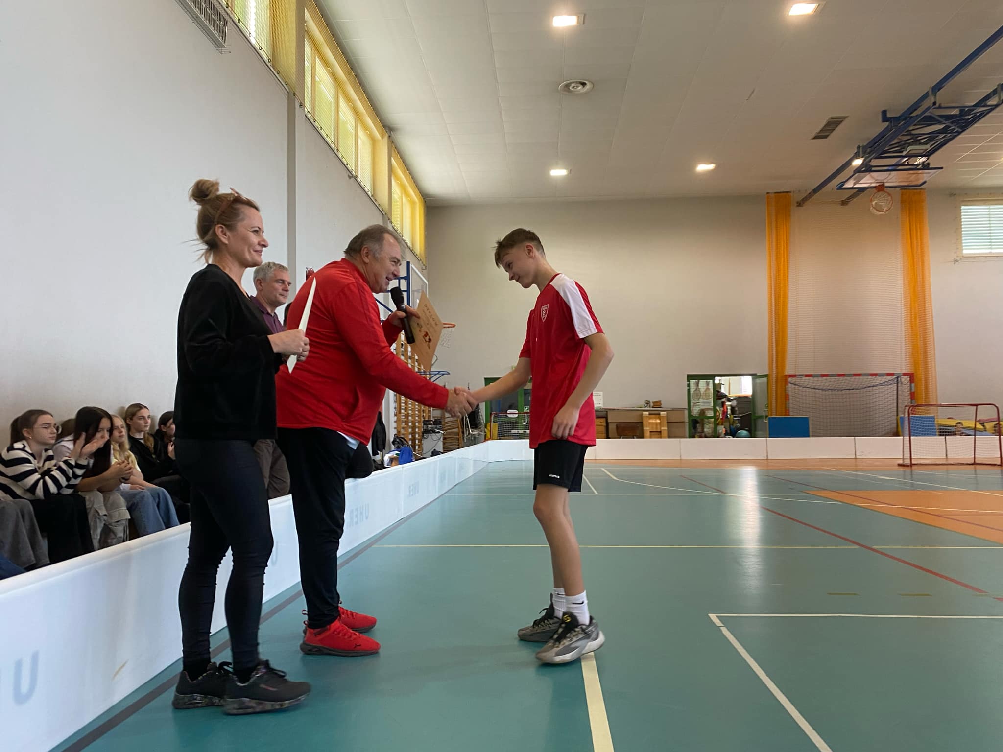Zawody o Mistrzostwo Powiatu Jaroci�skiego w unihokeja ch�opcy kategoria 7-8