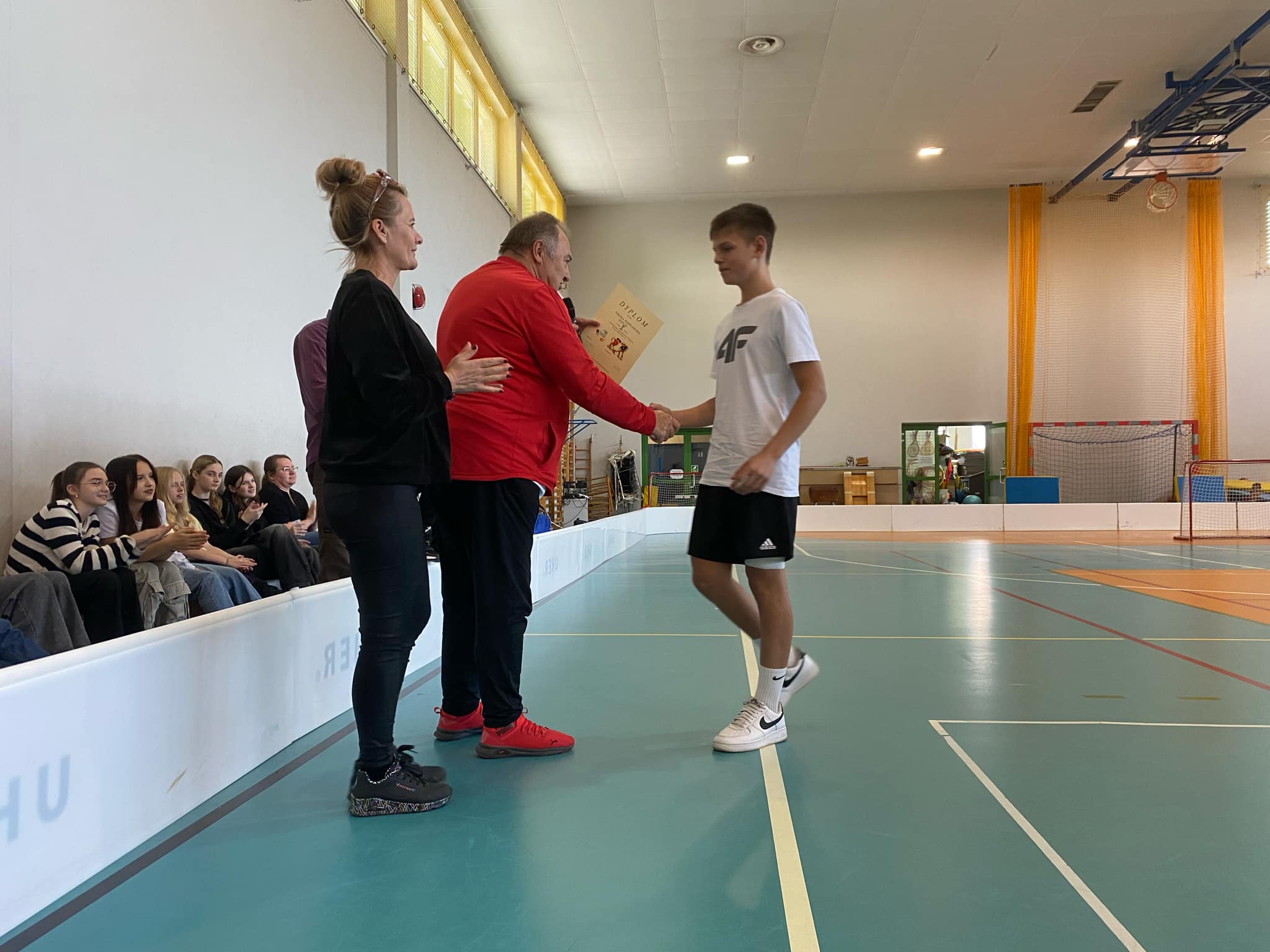 Zawody o Mistrzostwo Powiatu Jaroci�skiego w unihokeja ch�opcy kategoria 7-8