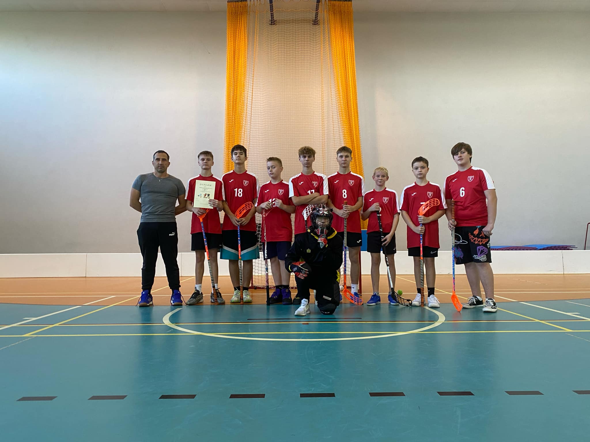 Zawody o Mistrzostwo Powiatu Jaroci�skiego w unihokeja ch�opcy kategoria 7-8
