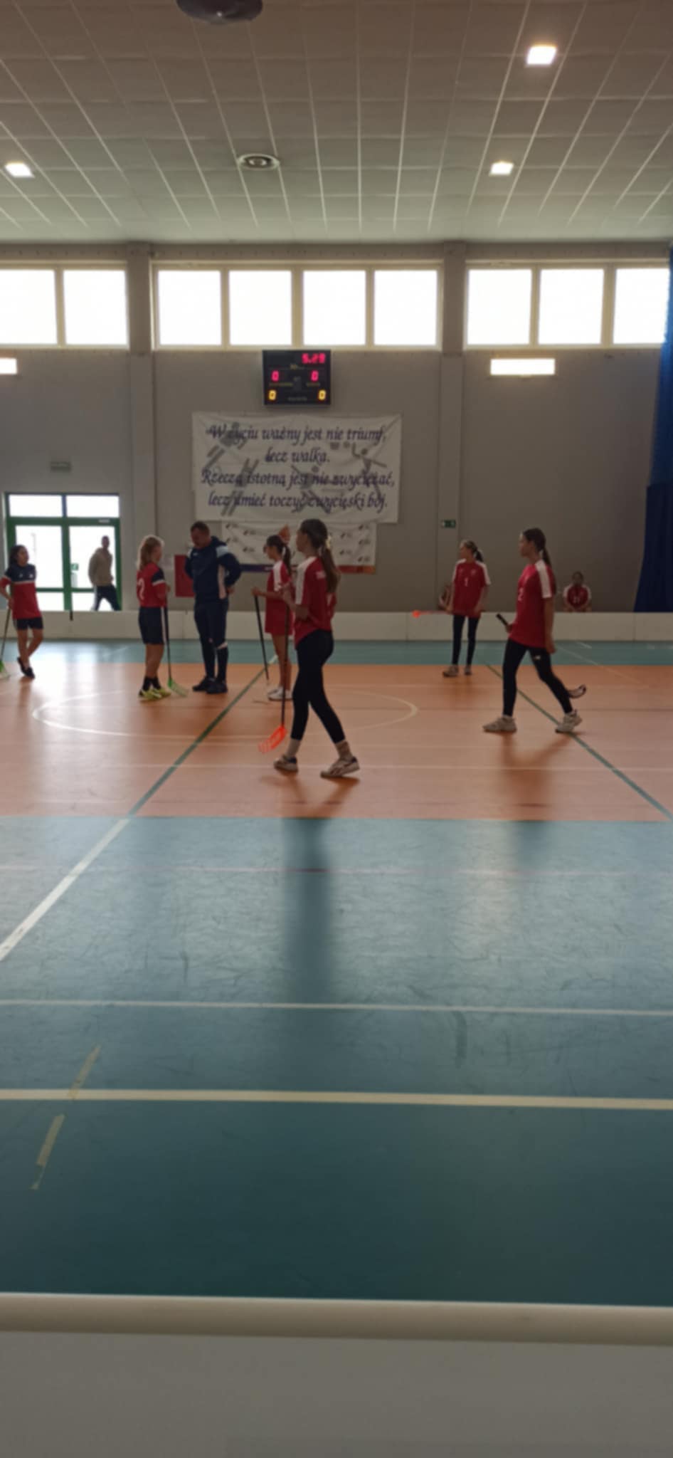 Zawody o Mistrzostwo Powiatu Jaroci�skiego w unihokeja dziewczyny kategoria 7-8