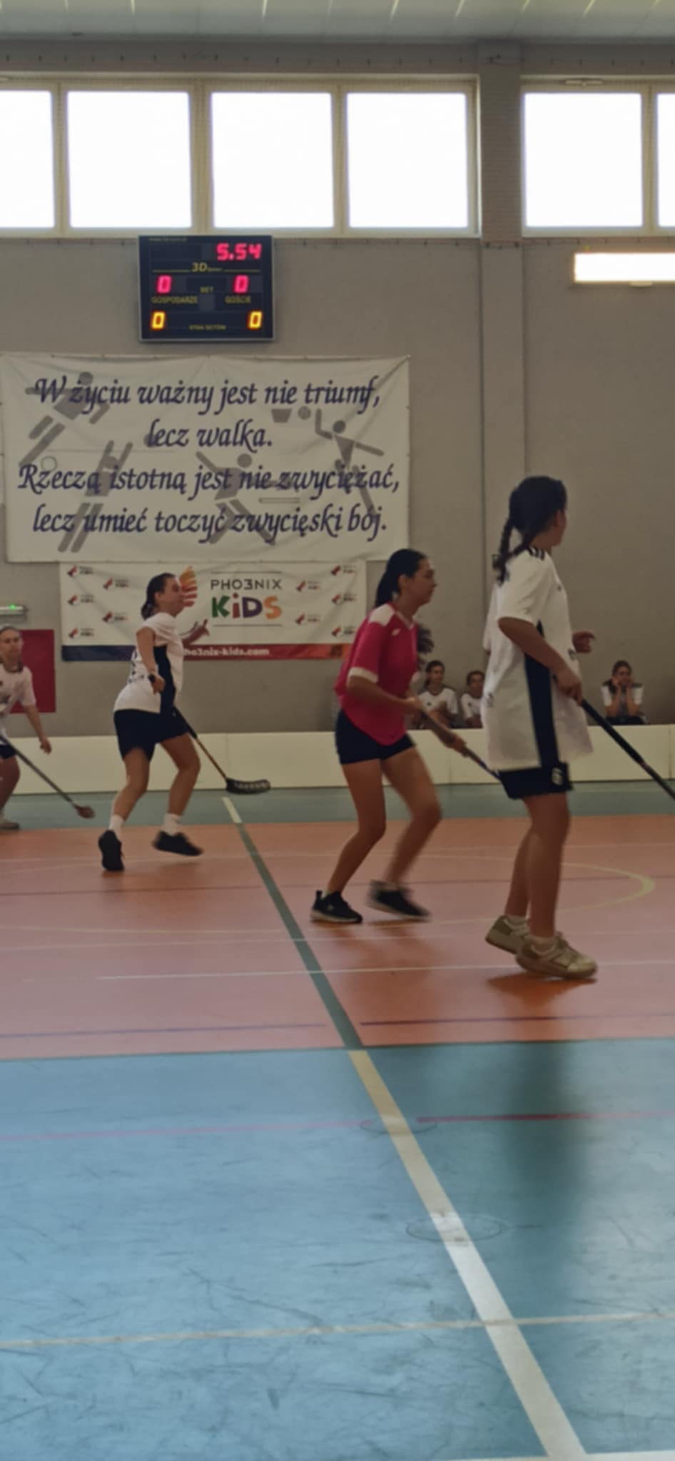 Zawody o Mistrzostwo Powiatu Jaroci�skiego w unihokeja dziewczyny kategoria 7-8