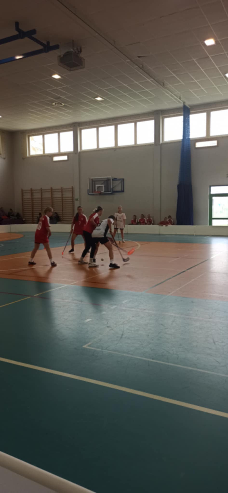 Zawody o Mistrzostwo Powiatu Jaroci�skiego w unihokeja dziewczyny kategoria 7-8