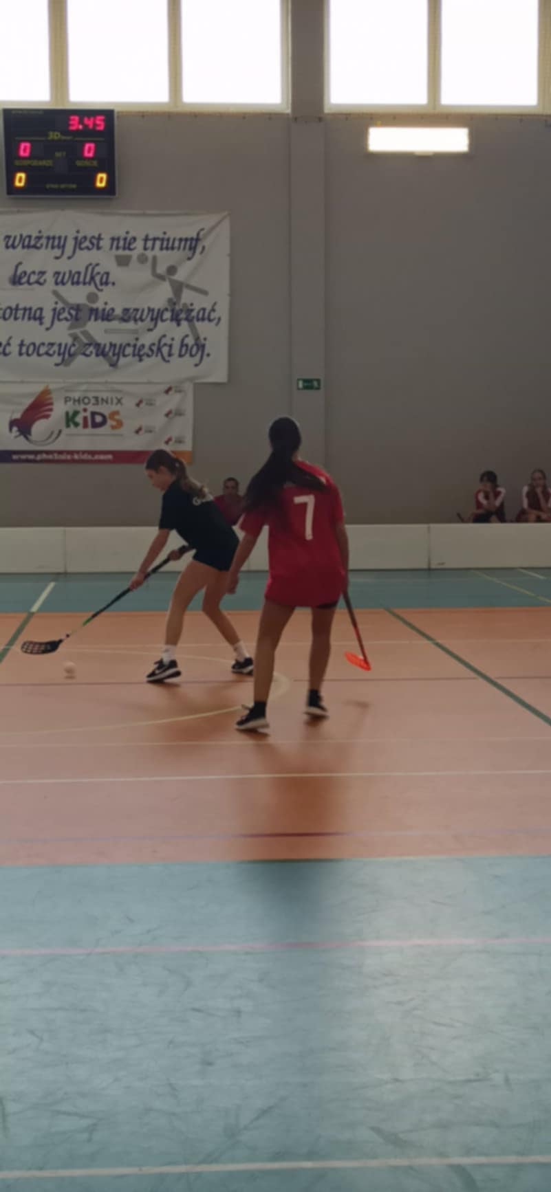 Zawody o Mistrzostwo Powiatu Jaroci�skiego w unihokeja dziewczyny kategoria 7-8