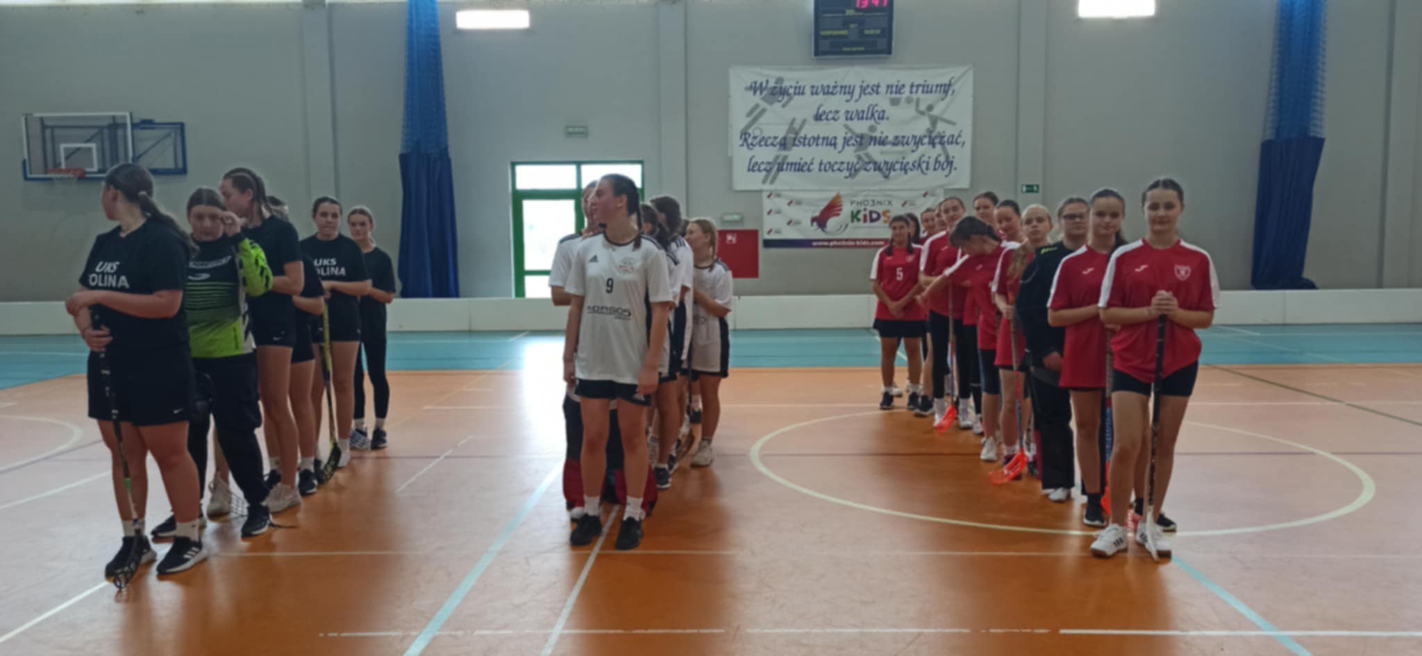 Zawody o Mistrzostwo Powiatu Jaroci�skiego w unihokeja dziewczyny kategoria 7-8