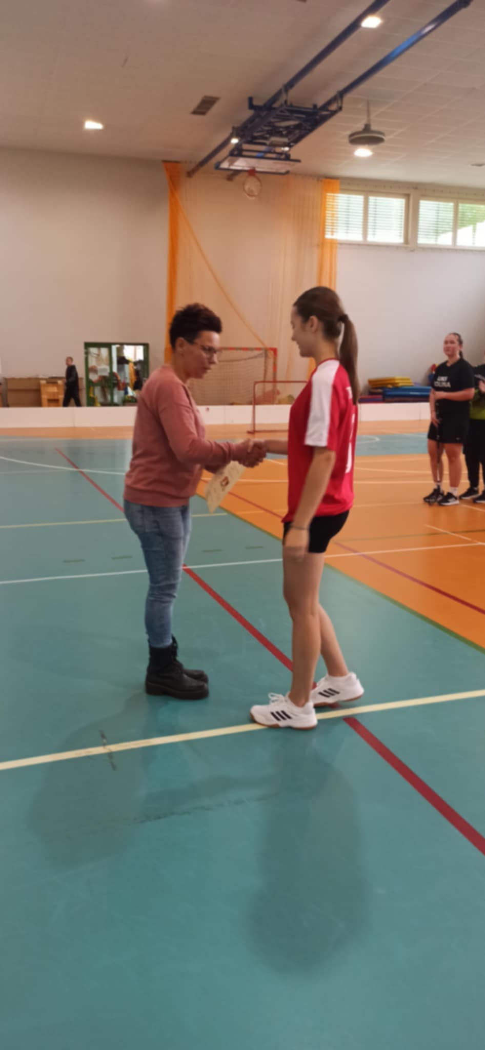 Zawody o Mistrzostwo Powiatu Jaroci�skiego w unihokeja dziewczyny kategoria 7-8