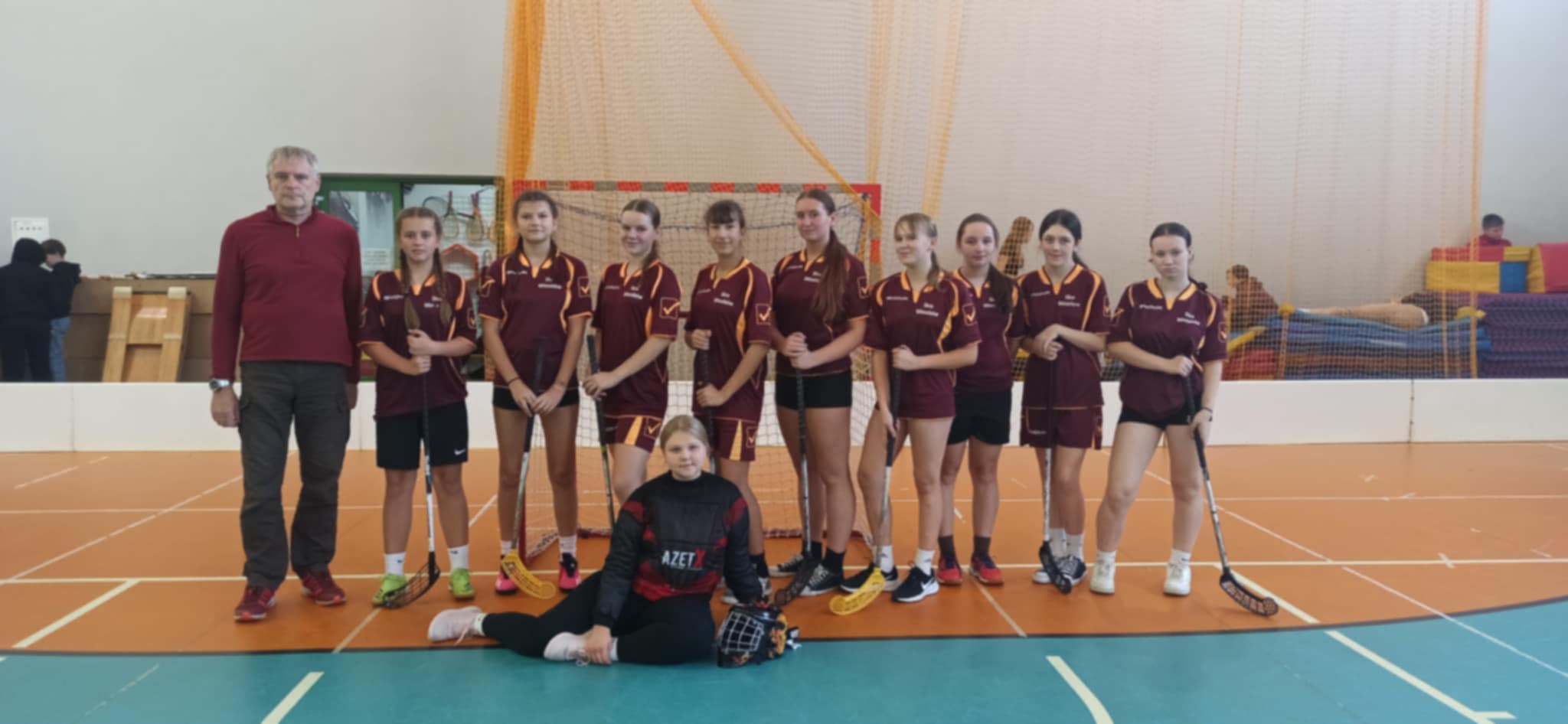 Zawody o Mistrzostwo Powiatu Jaroci�skiego w unihokeja dziewczyny kategoria 7-8