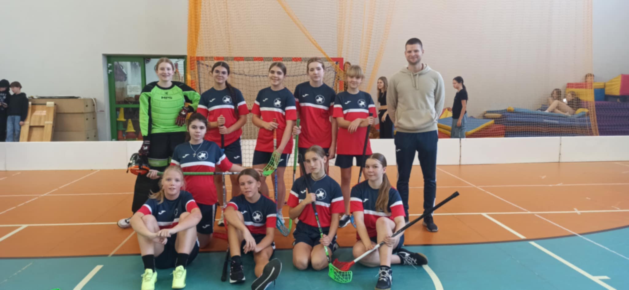 Zawody o Mistrzostwo Powiatu Jaroci�skiego w unihokeja dziewczyny kategoria 7-8